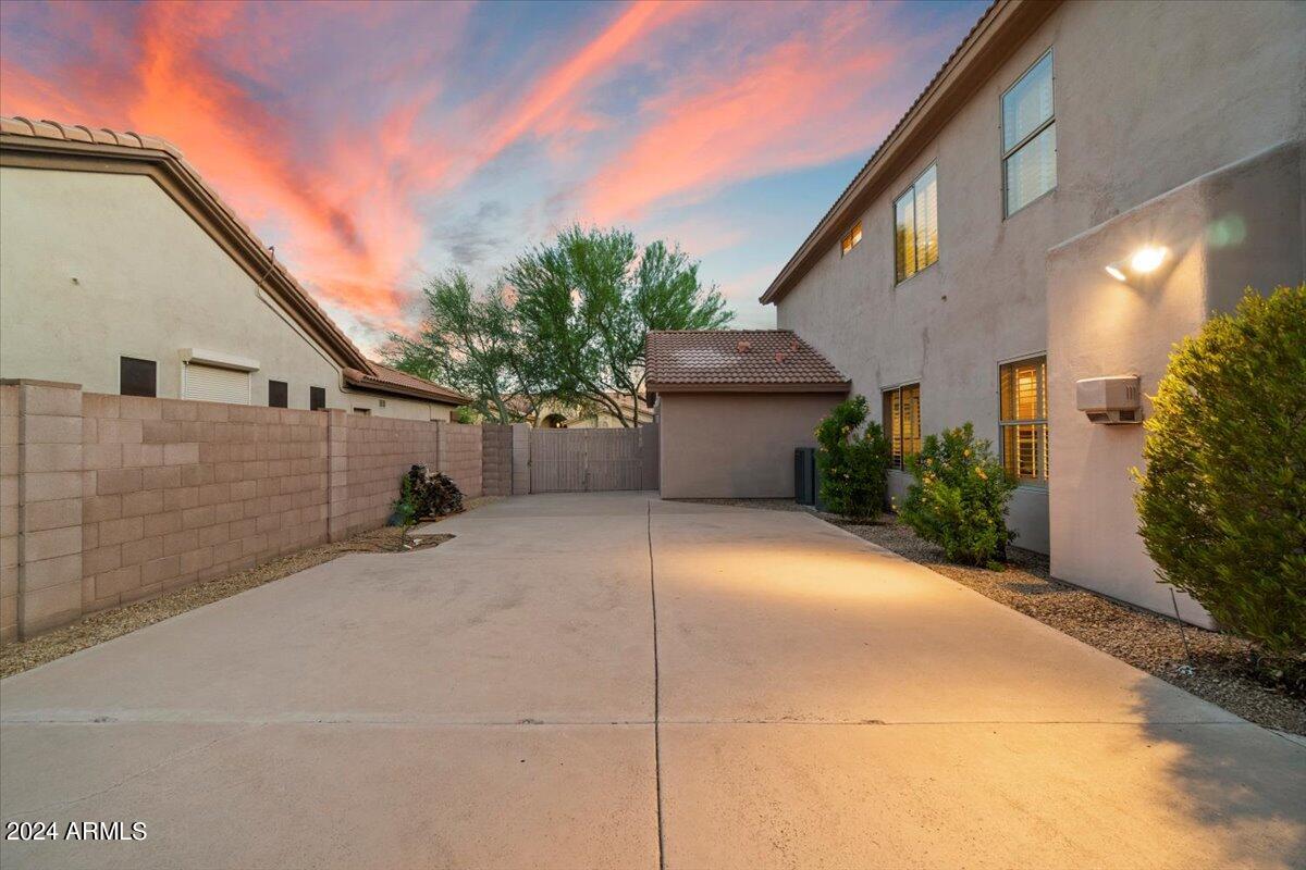 4512 E Robin Lane