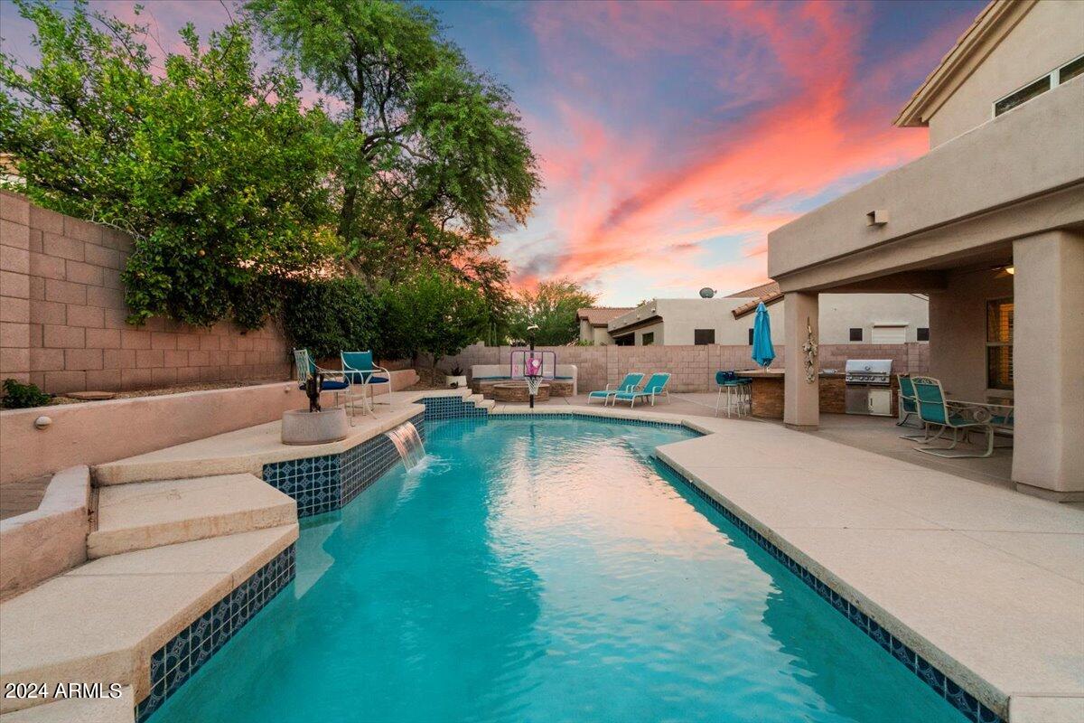 4512 E Robin Lane