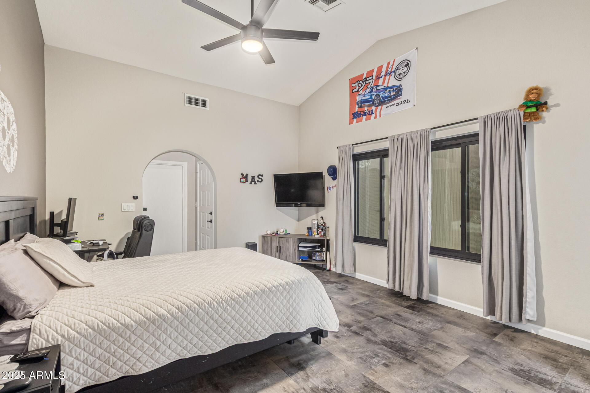 16604 E FAIRFAX Drive