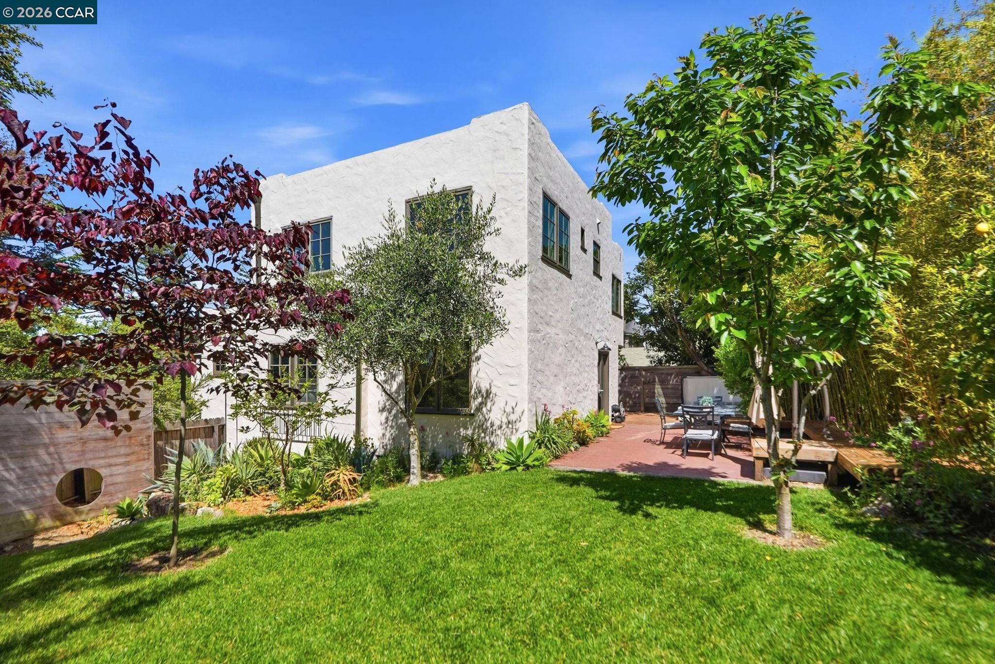 899 Arlington Ave.