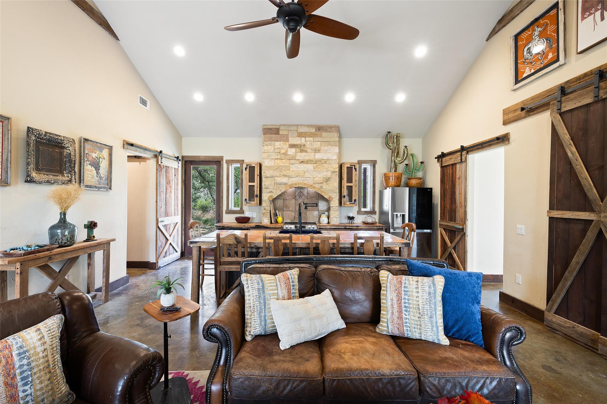 101 Rough Hollow DR