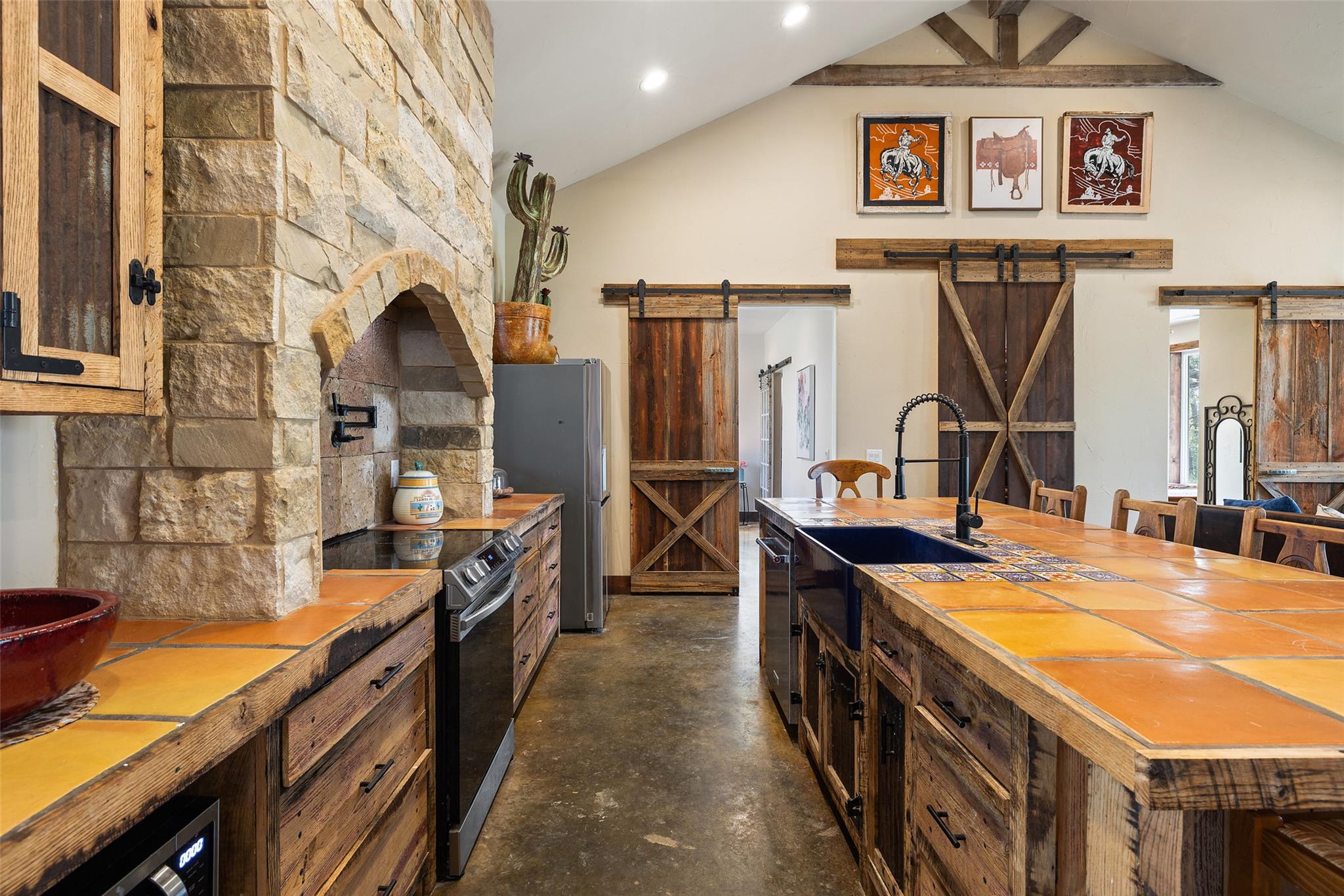 101 Rough Hollow DR