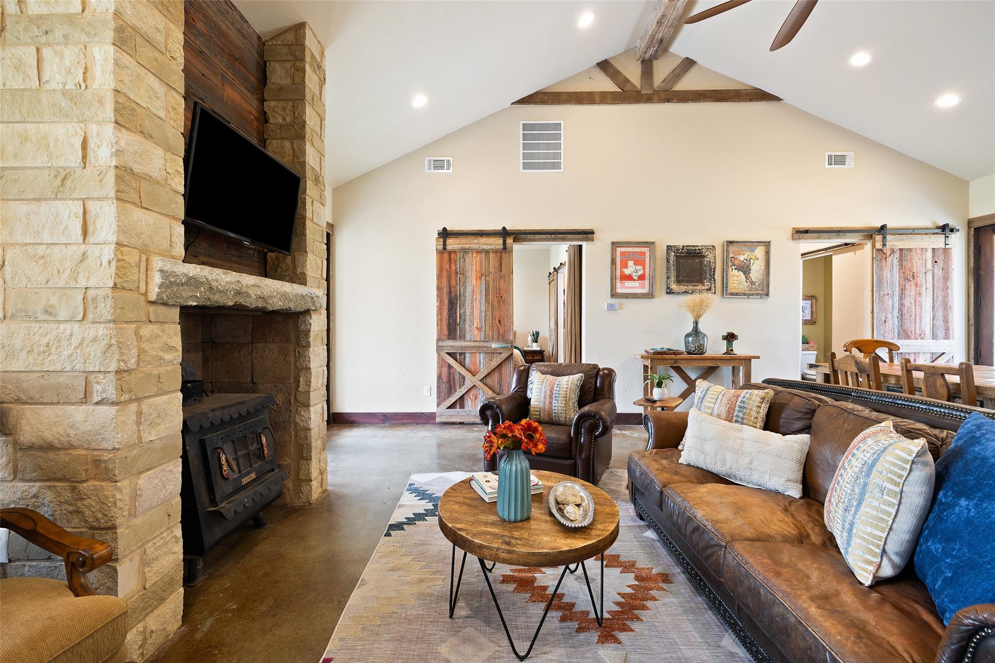 101 Rough Hollow DR