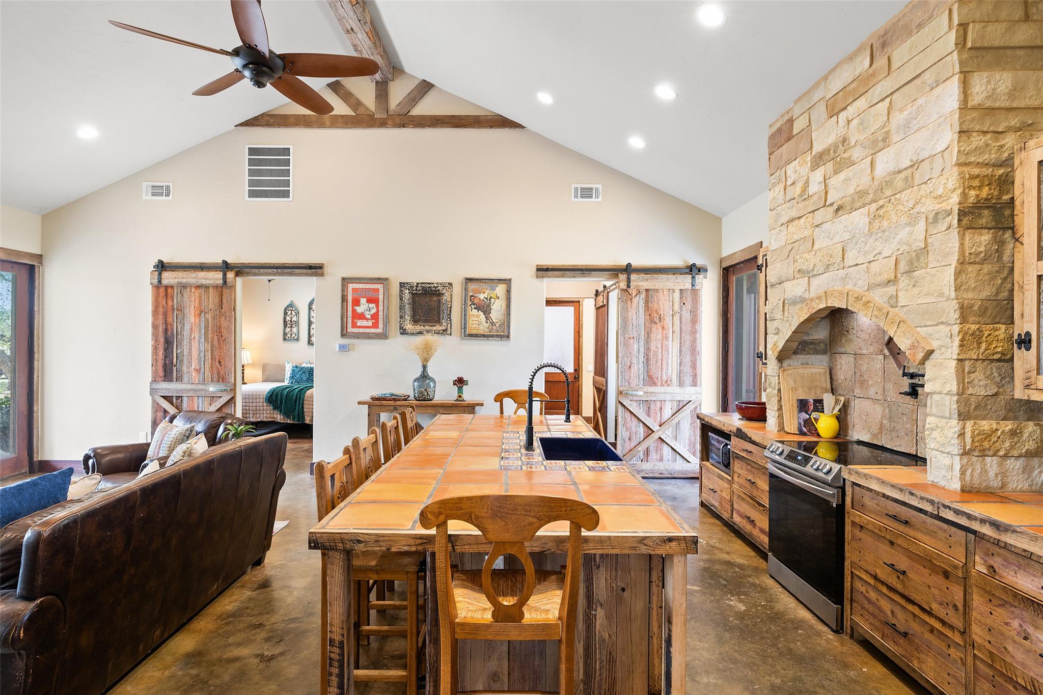 101 Rough Hollow DR