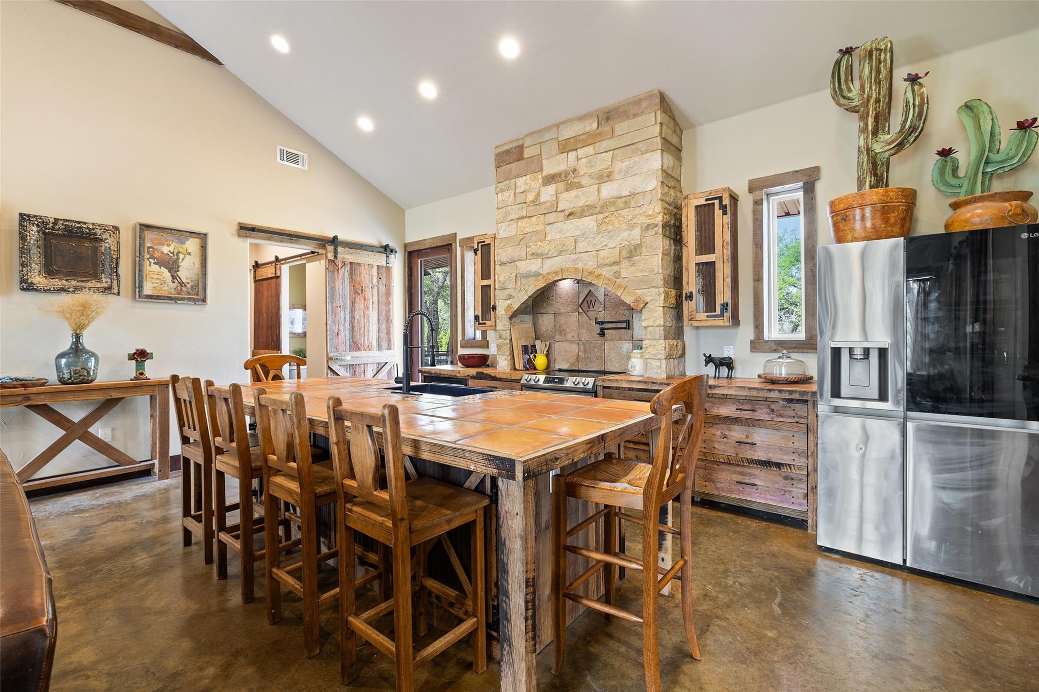 101 Rough Hollow DR