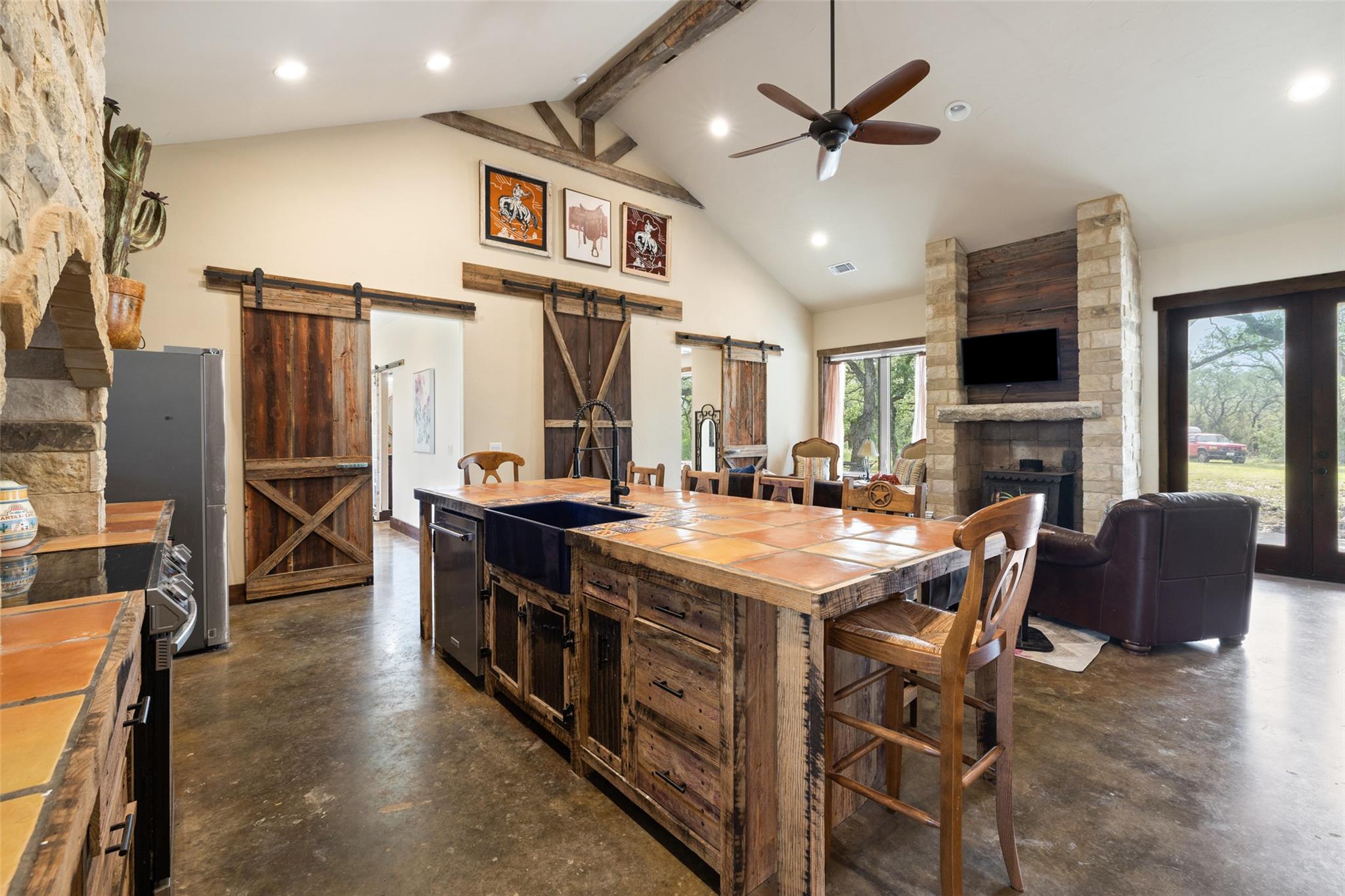 101 Rough Hollow DR