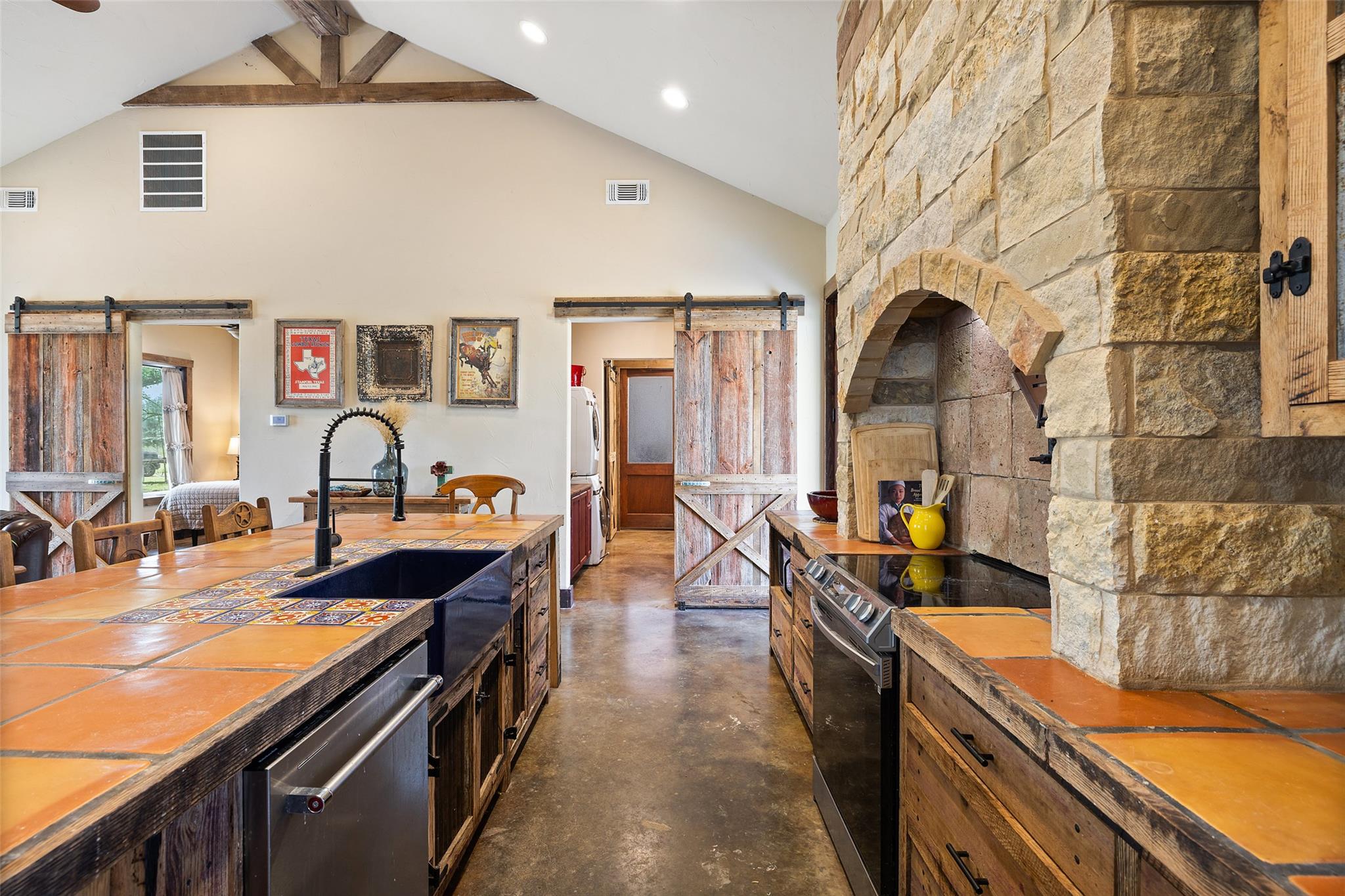 101 Rough Hollow DR