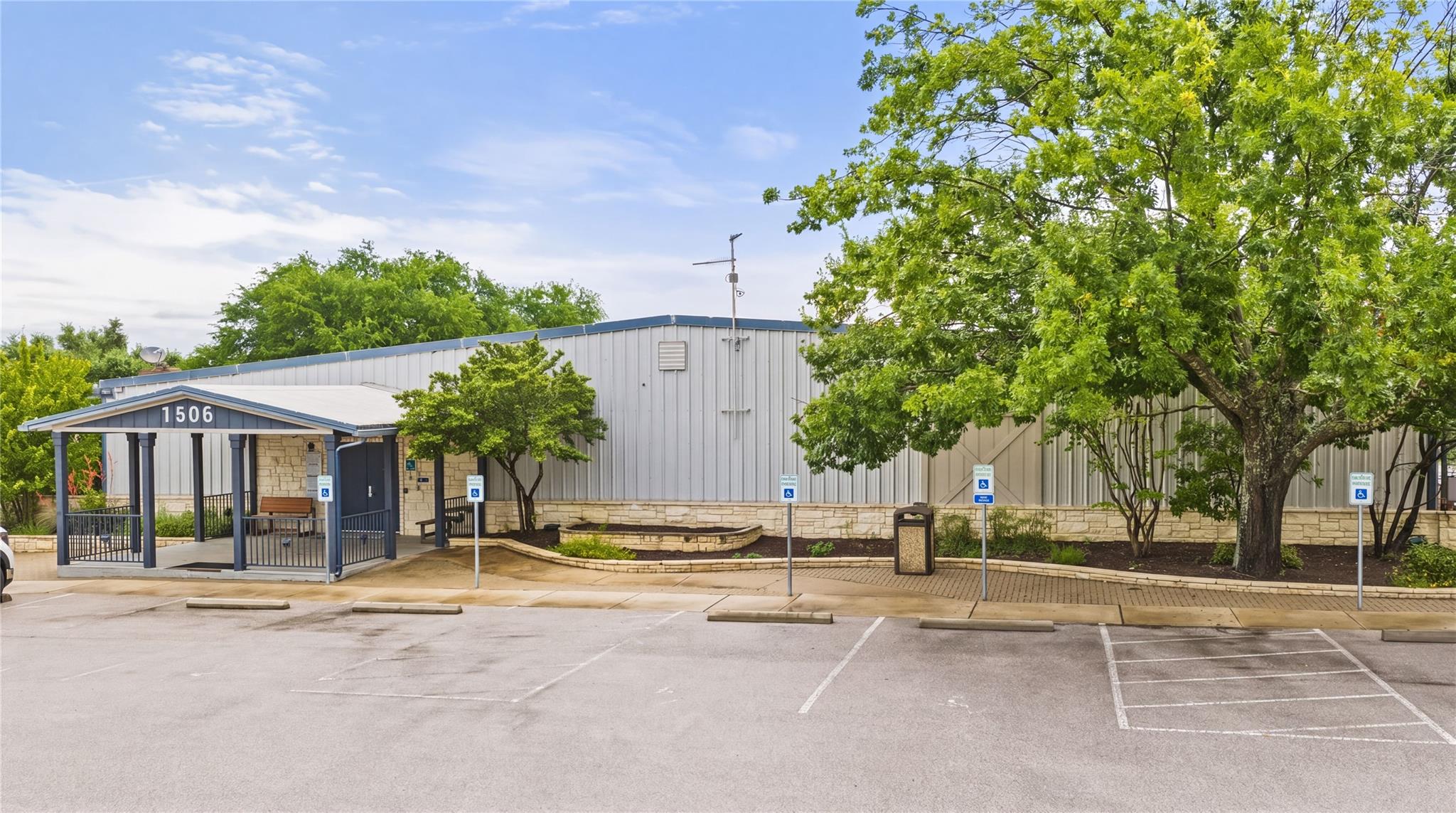 1506 N US HWY 281