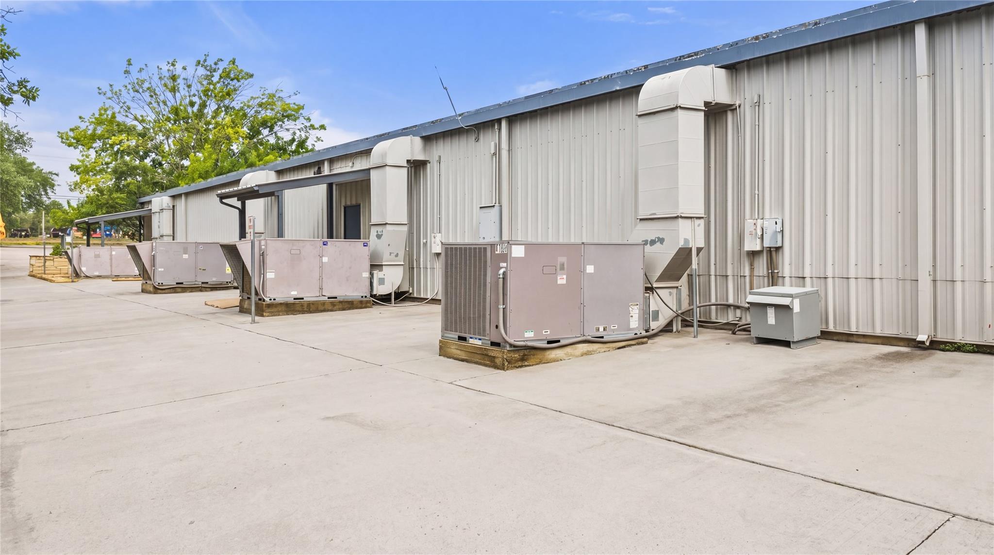 1506 N US HWY 281