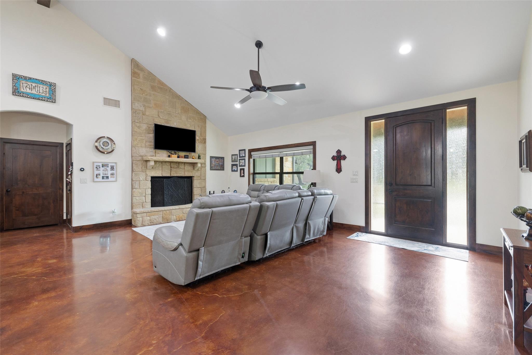 106 Leaning Oak CIR