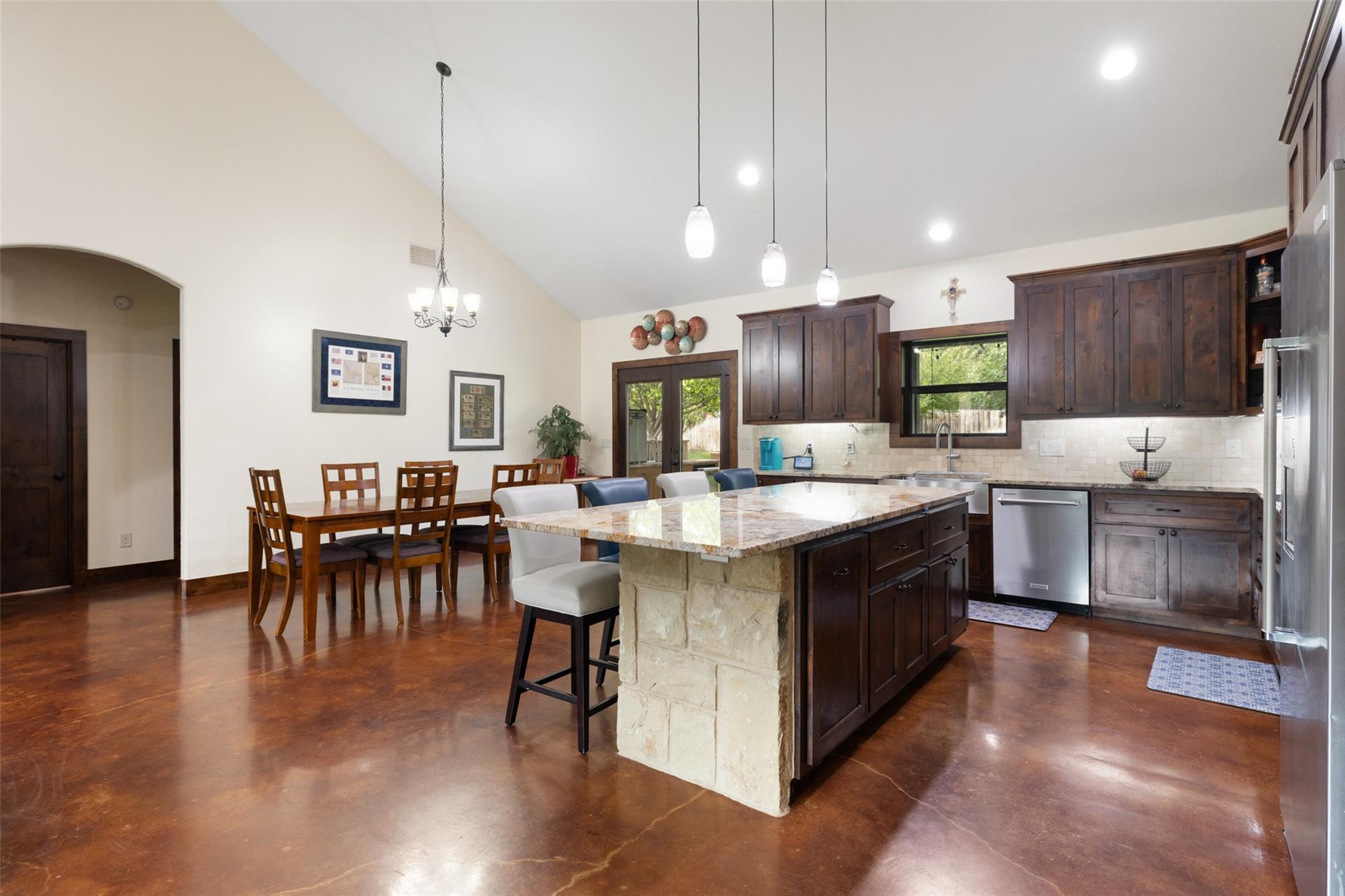 106 Leaning Oak CIR