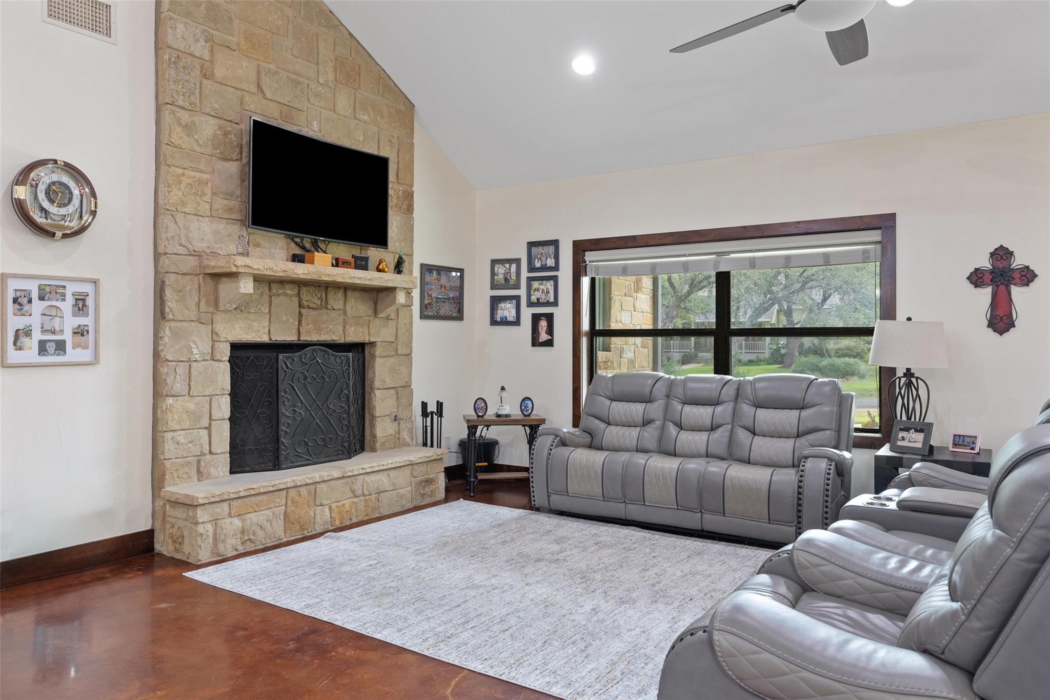 106 Leaning Oak CIR