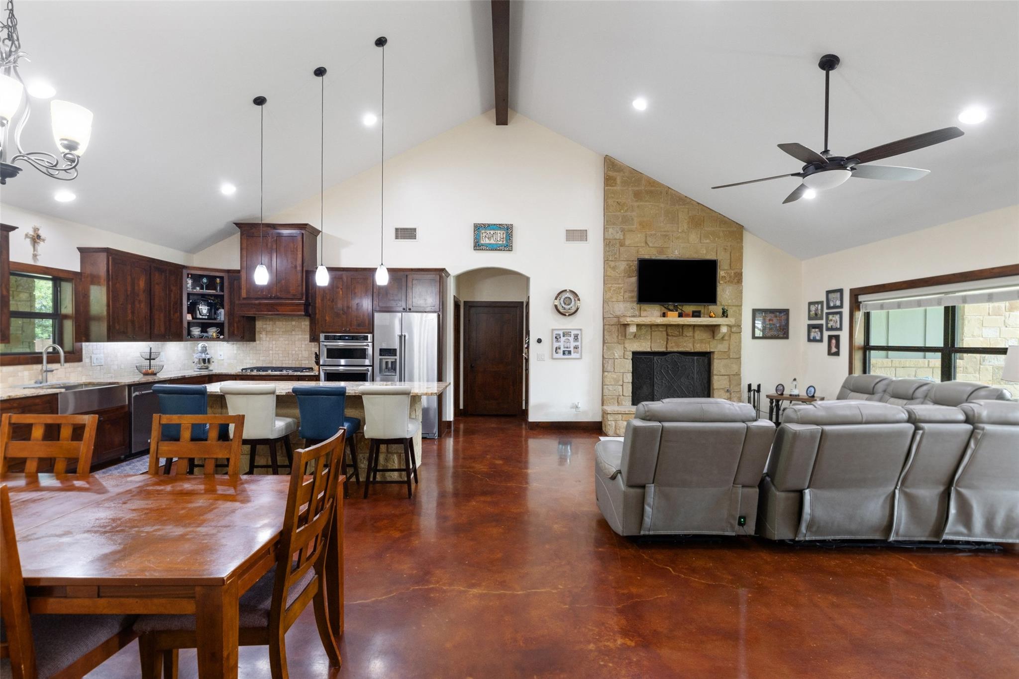 106 Leaning Oak CIR