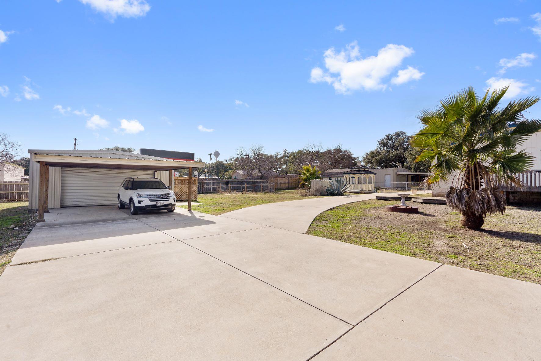 502 E Pecan DR