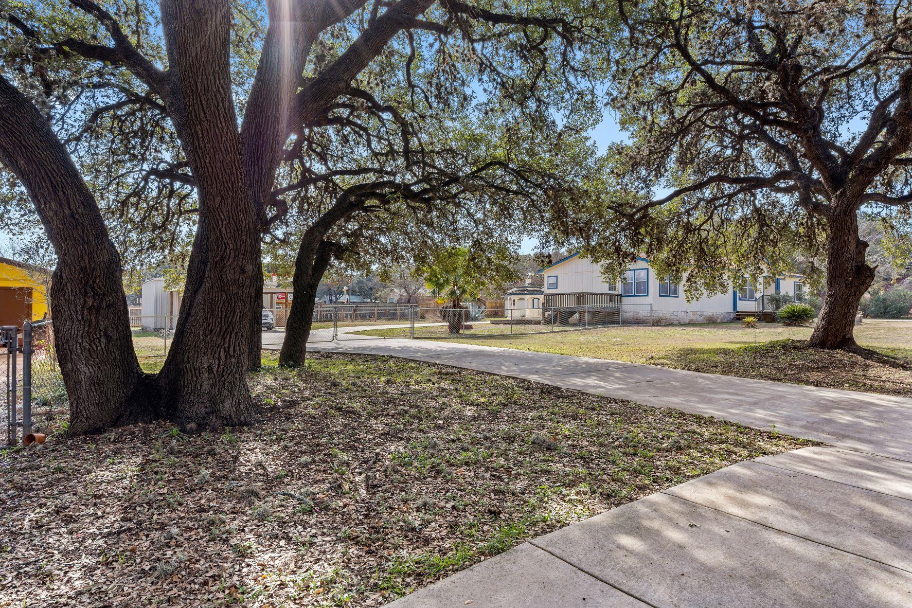 502 E Pecan DR