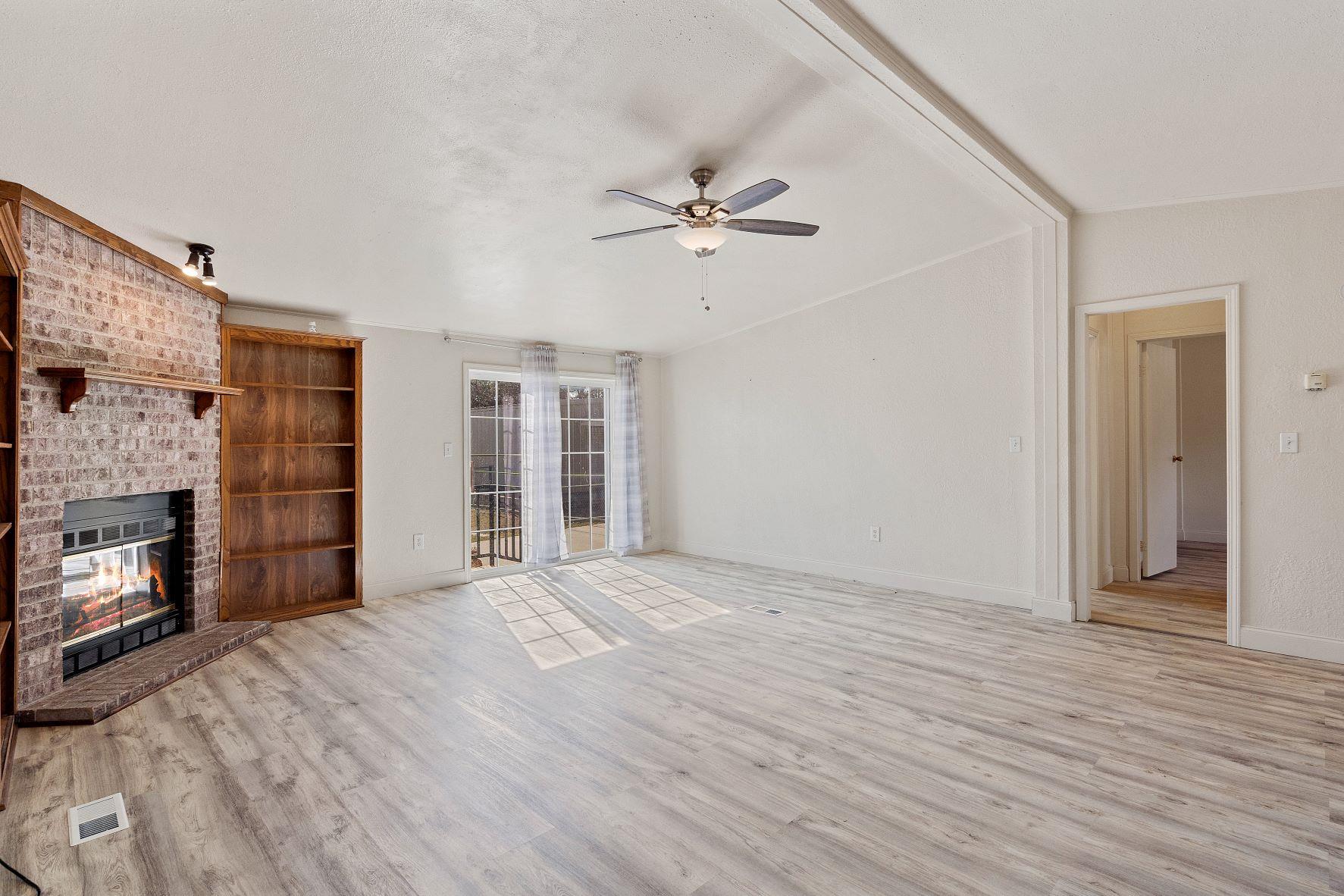 502 E Pecan DR