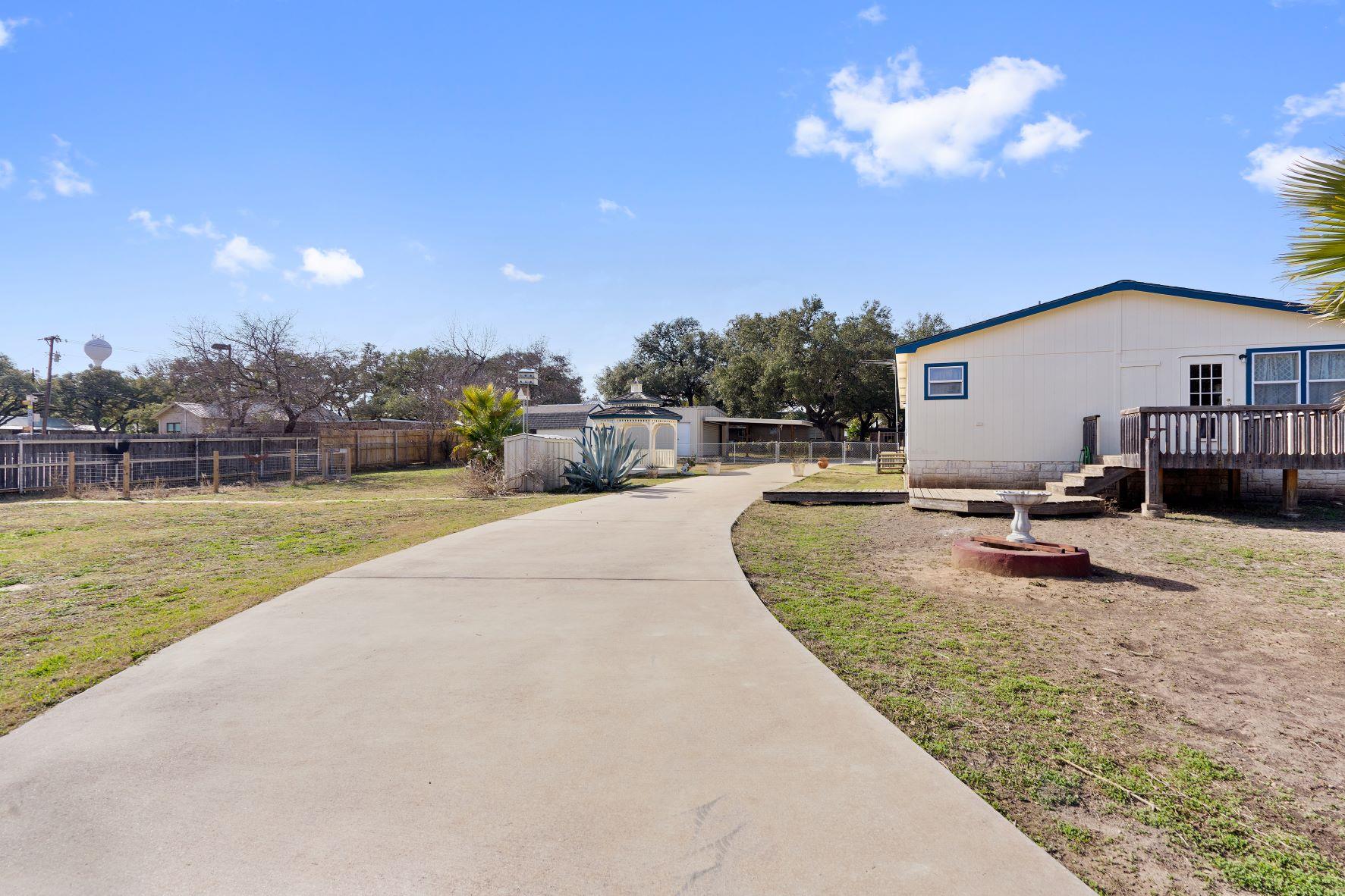 502 E Pecan DR
