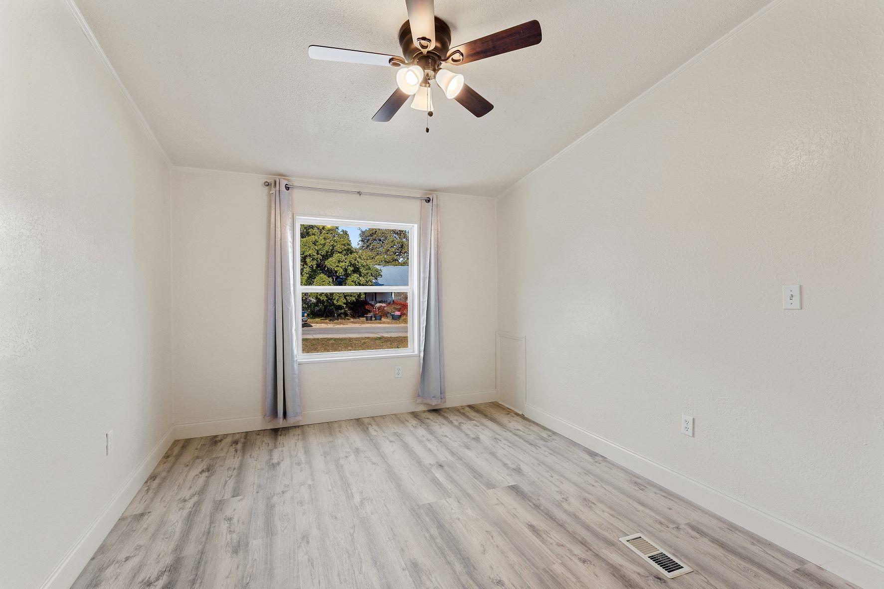 502 E Pecan DR