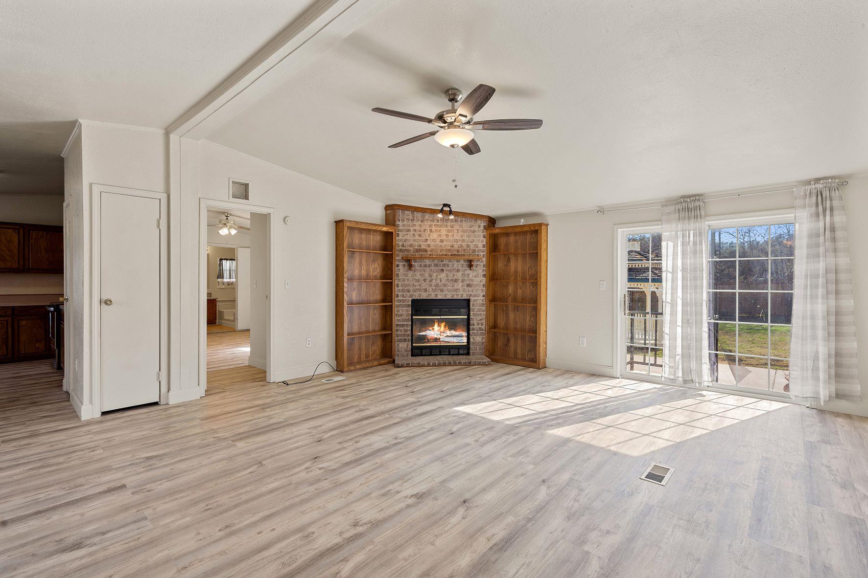502 E Pecan DR