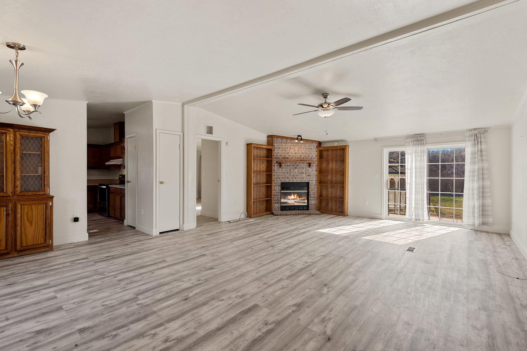 502 E Pecan DR