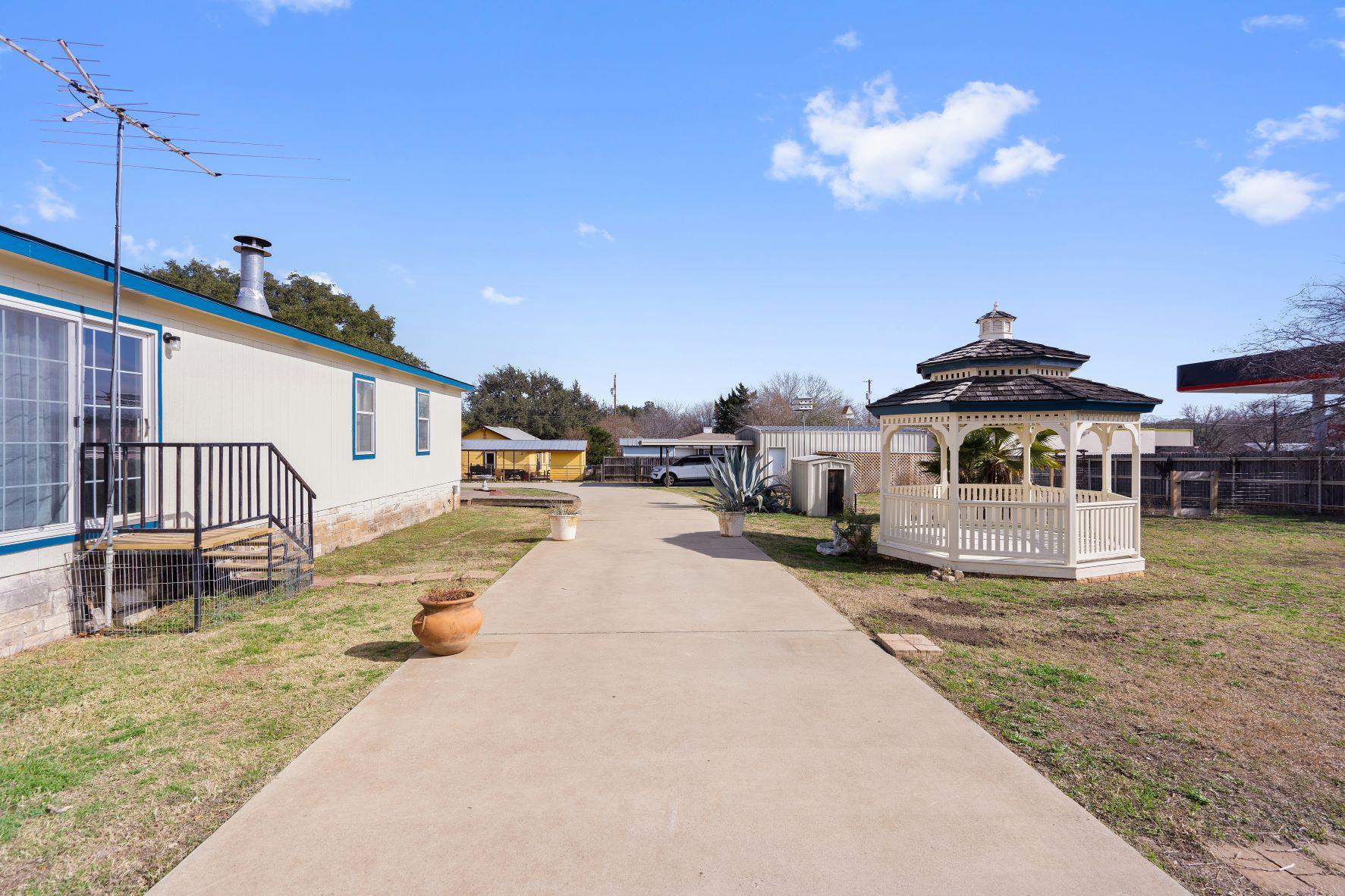 502 E Pecan DR