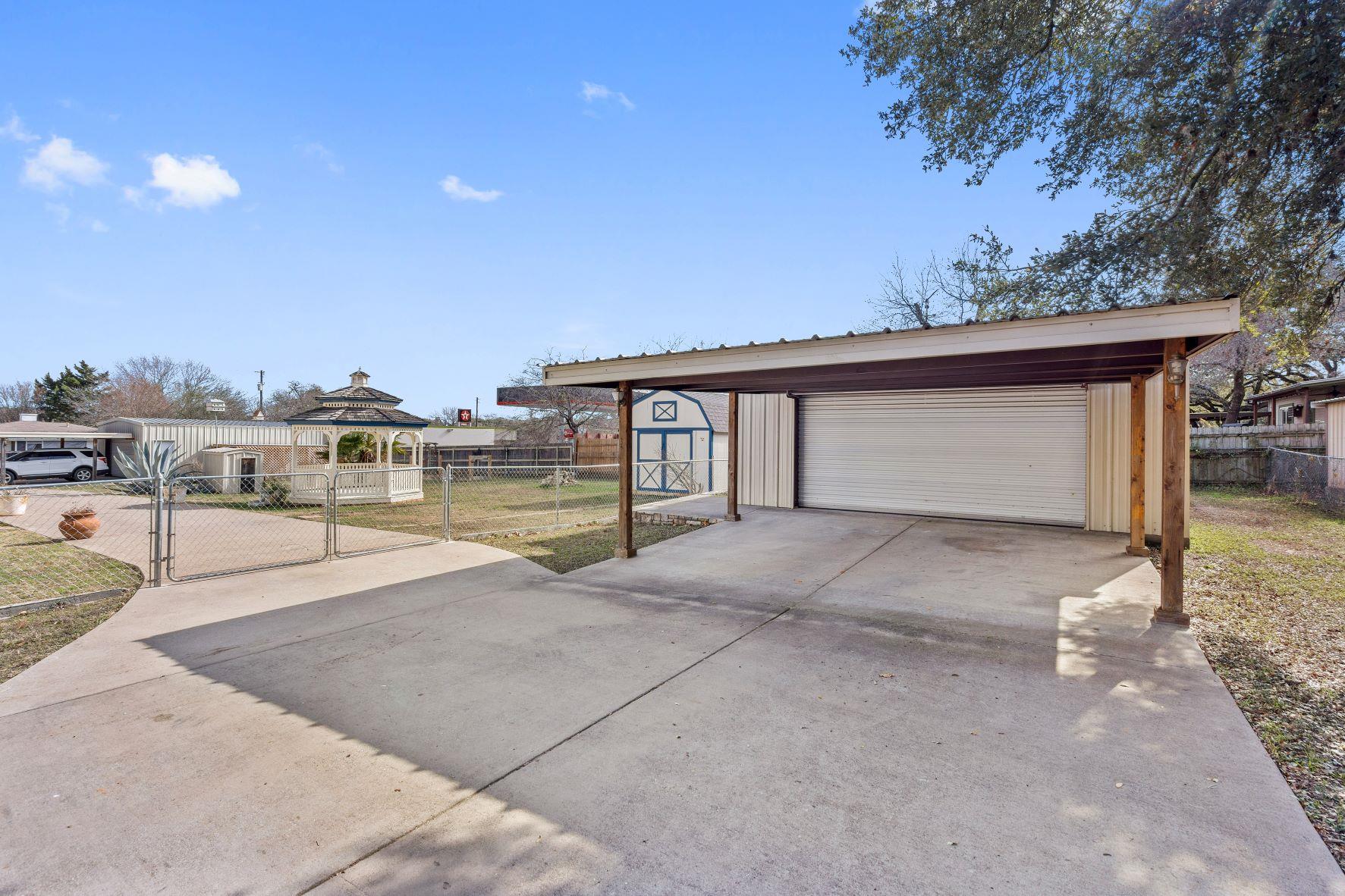 502 E Pecan DR