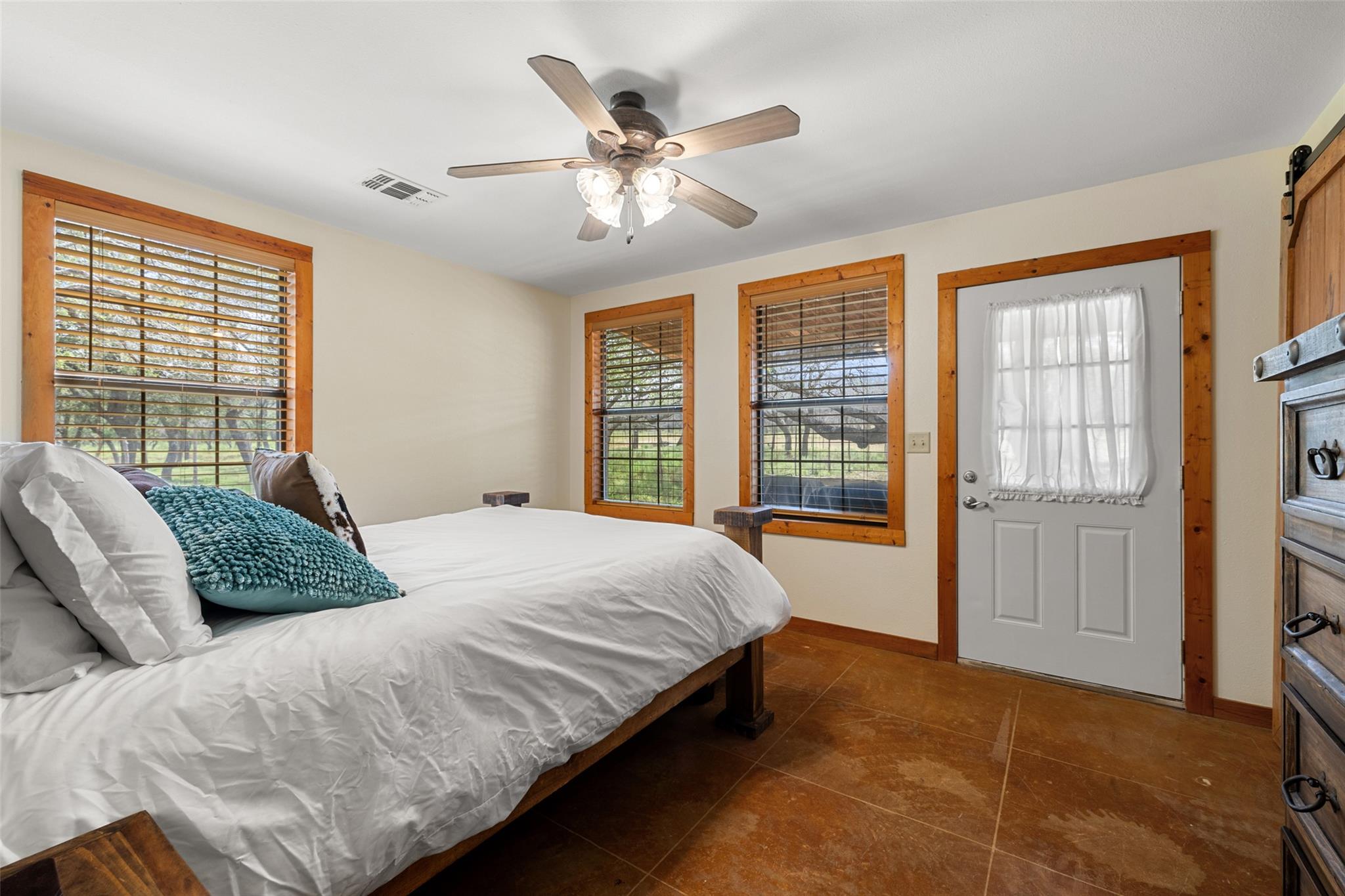 2631 N US Hwy 281