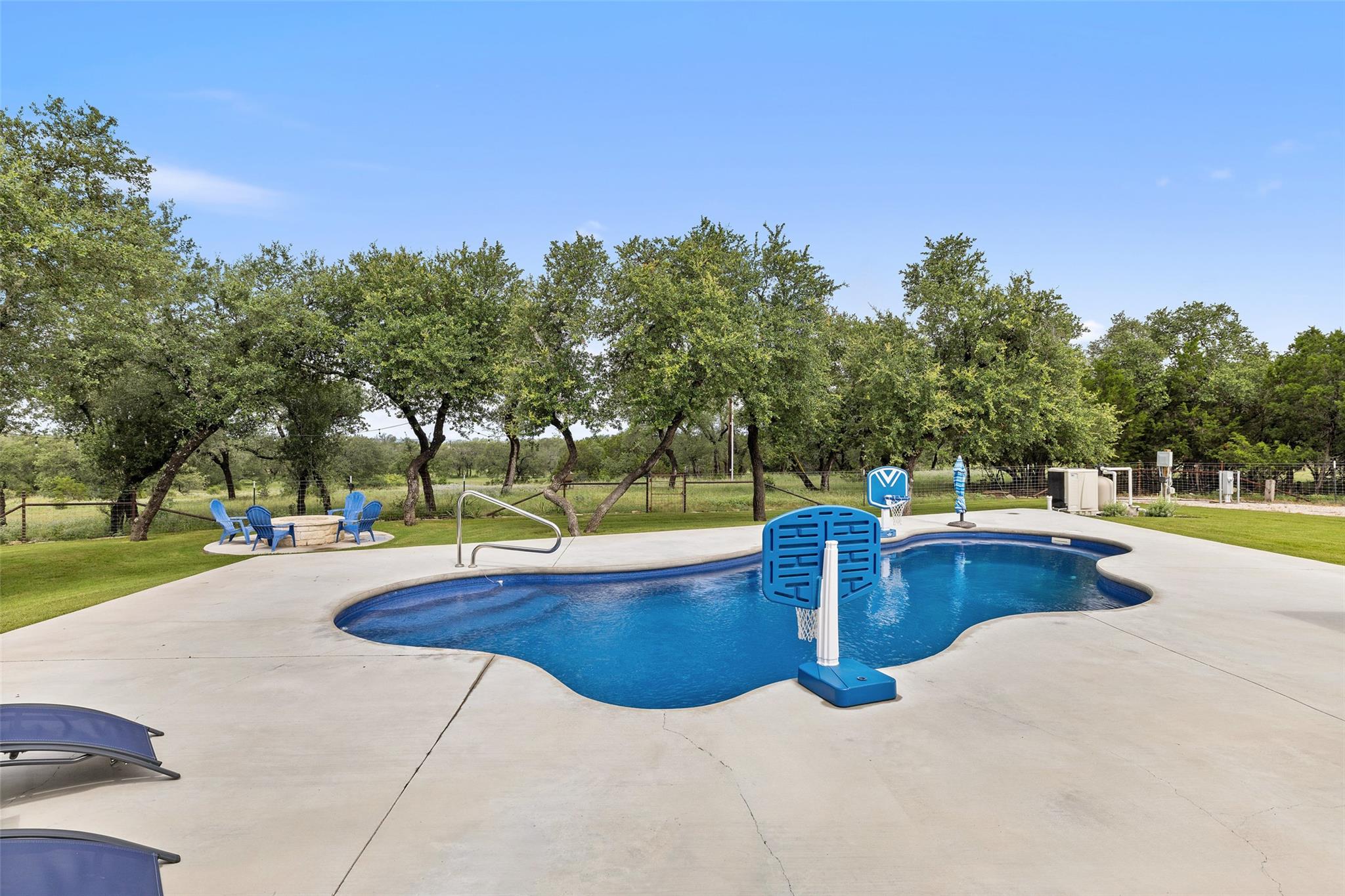 210 Levon LN