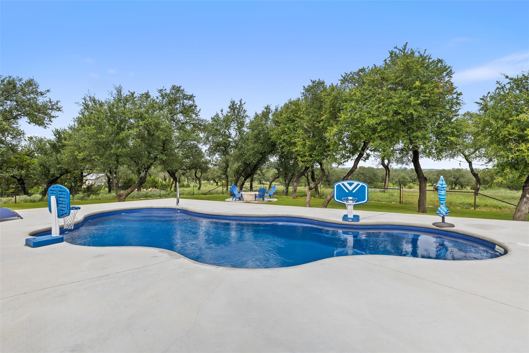 210 Levon LN