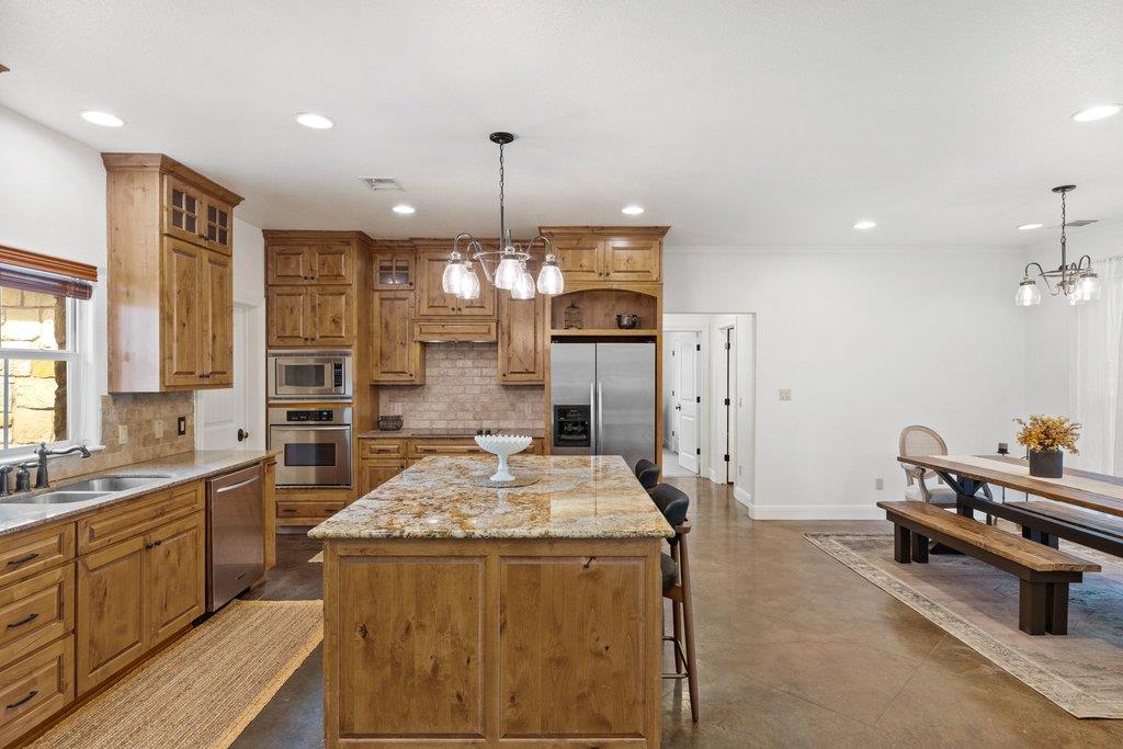 101 Winding Oak DR