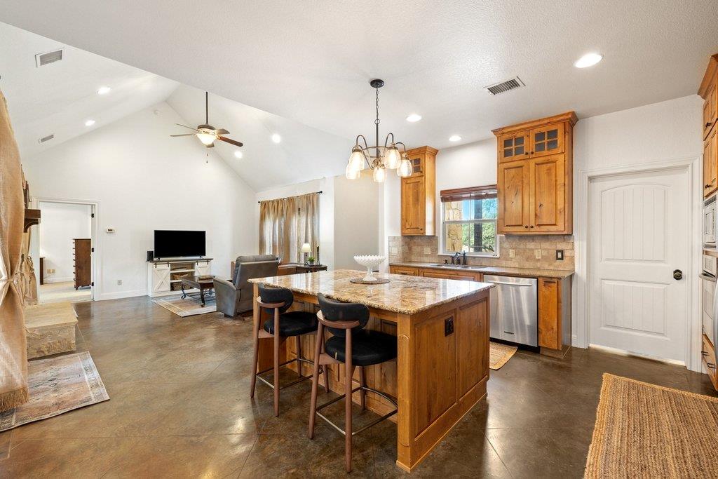 101 Winding Oak DR