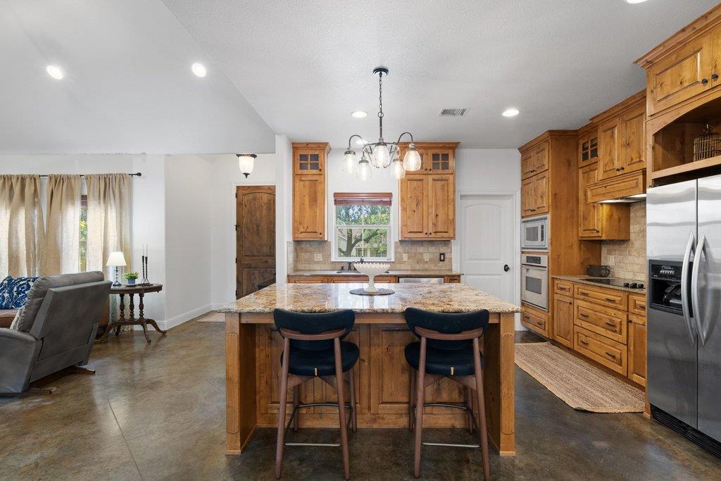 101 Winding Oak DR