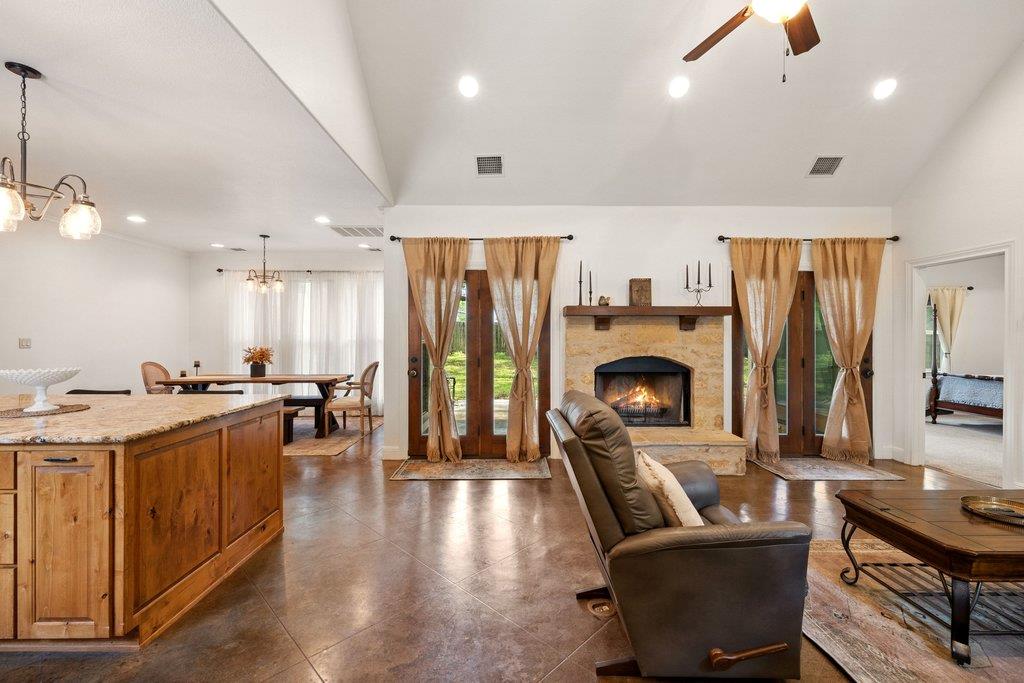 101 Winding Oak DR