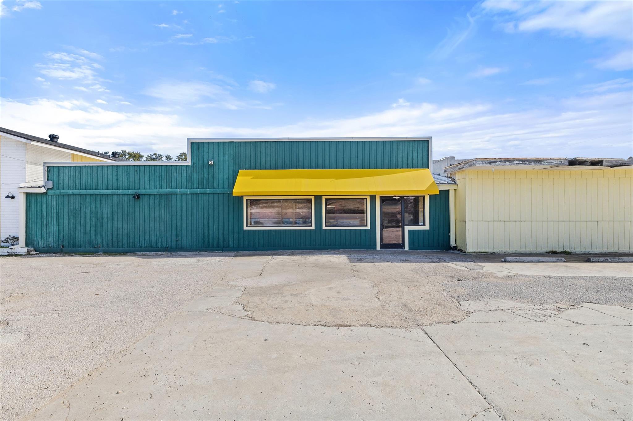 1206 Main St