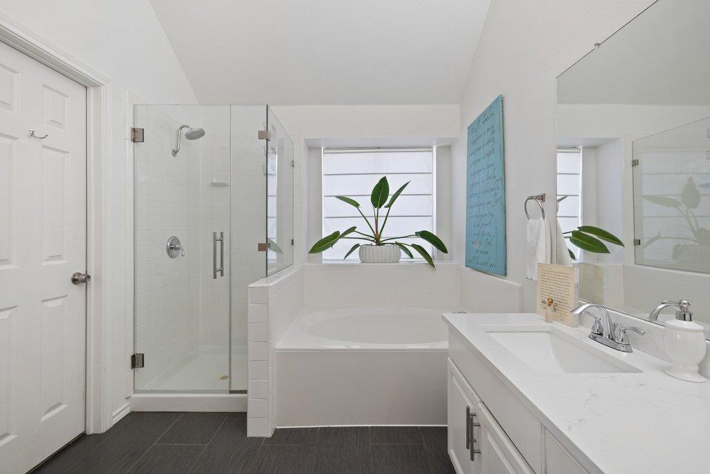 5700 Travis Green LN