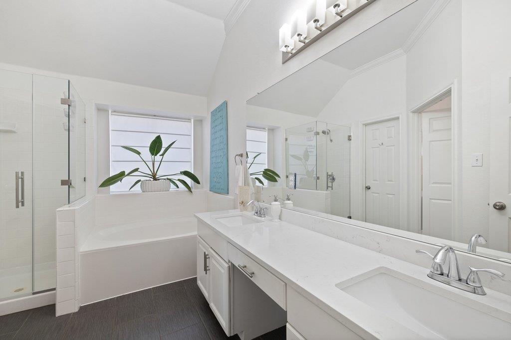 5700 Travis Green LN