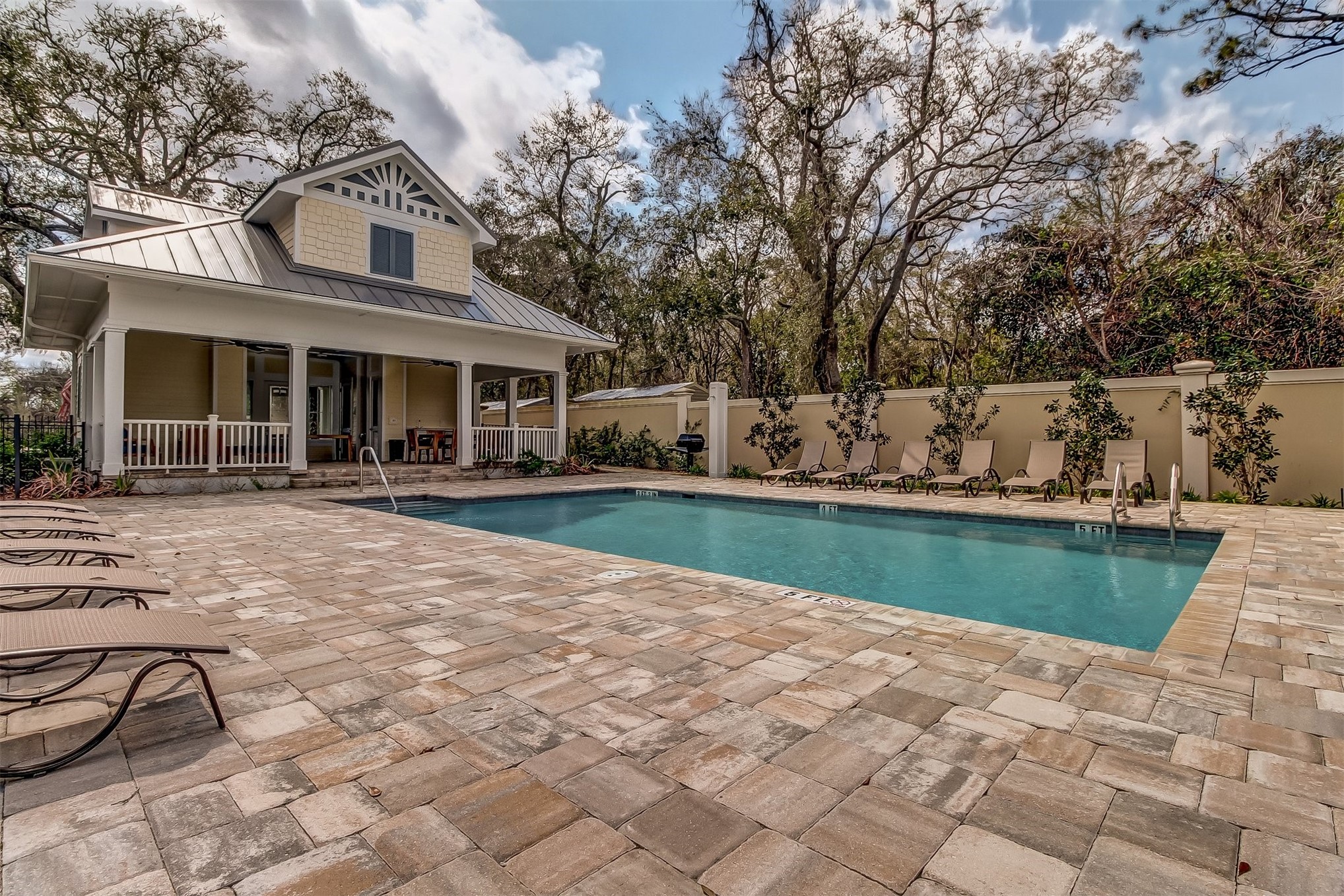 1981 AMELIA OAKS DRIVE