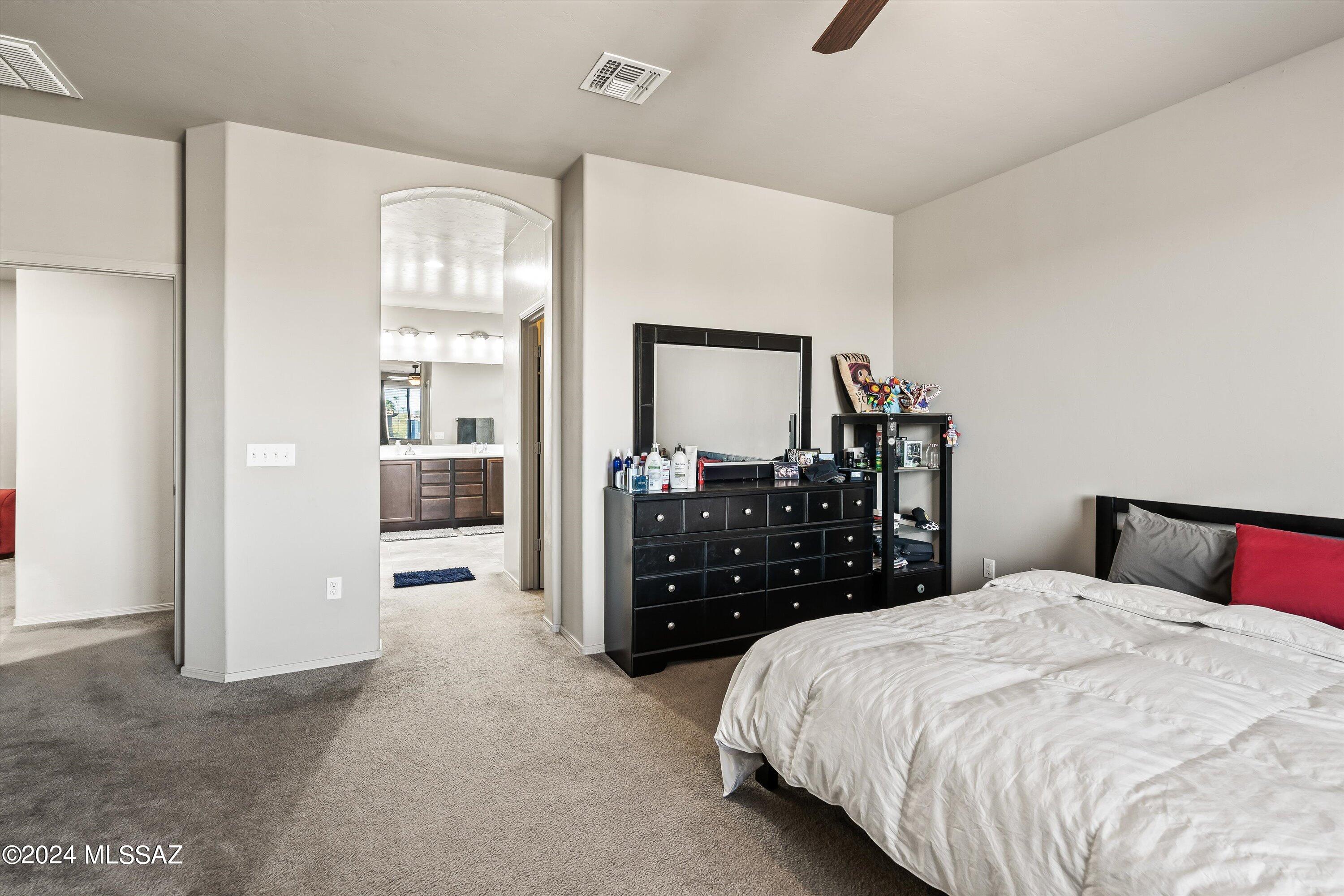 2762 W Greenstreak Drive