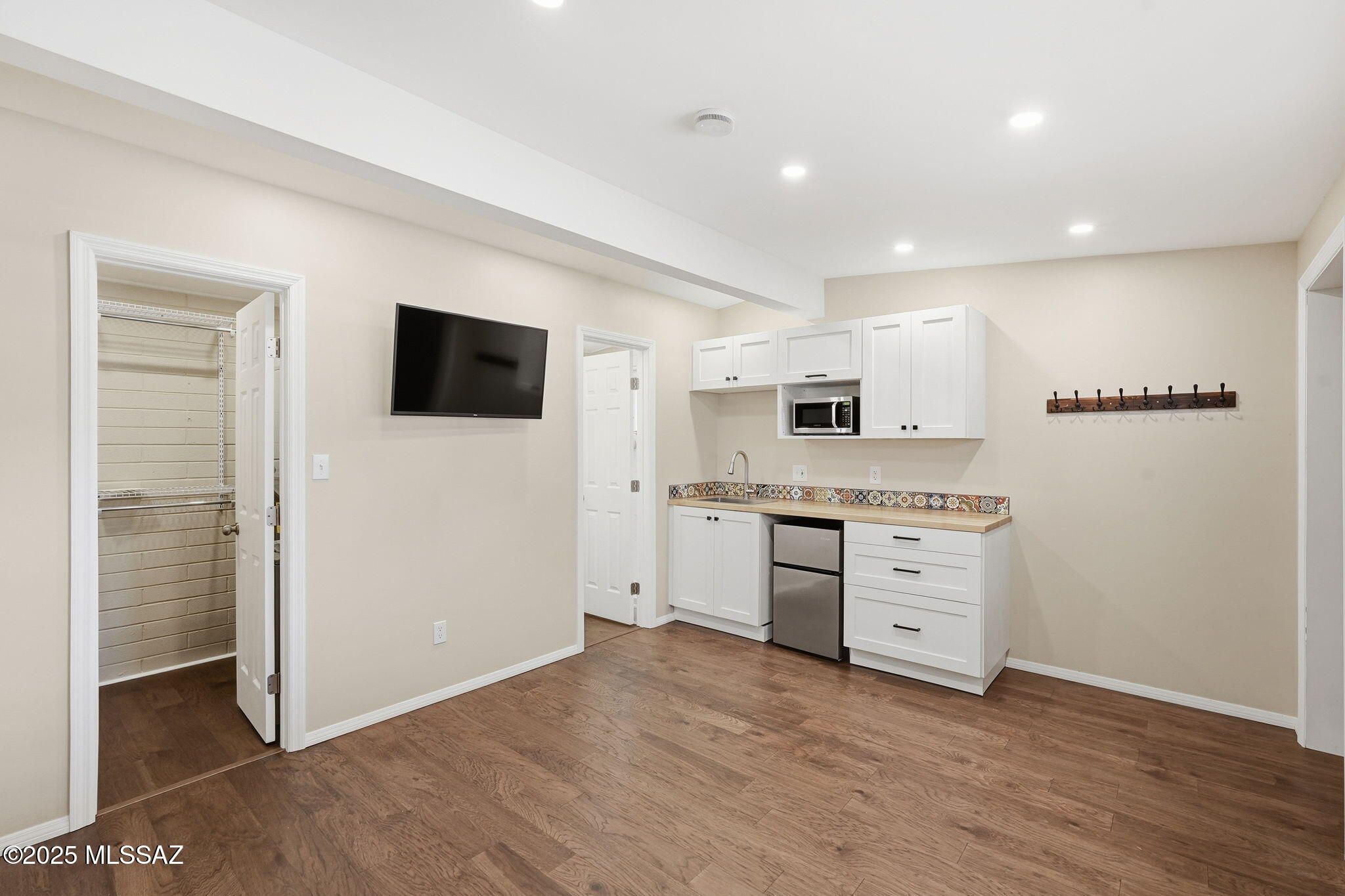 6950 E Hawthorne Street