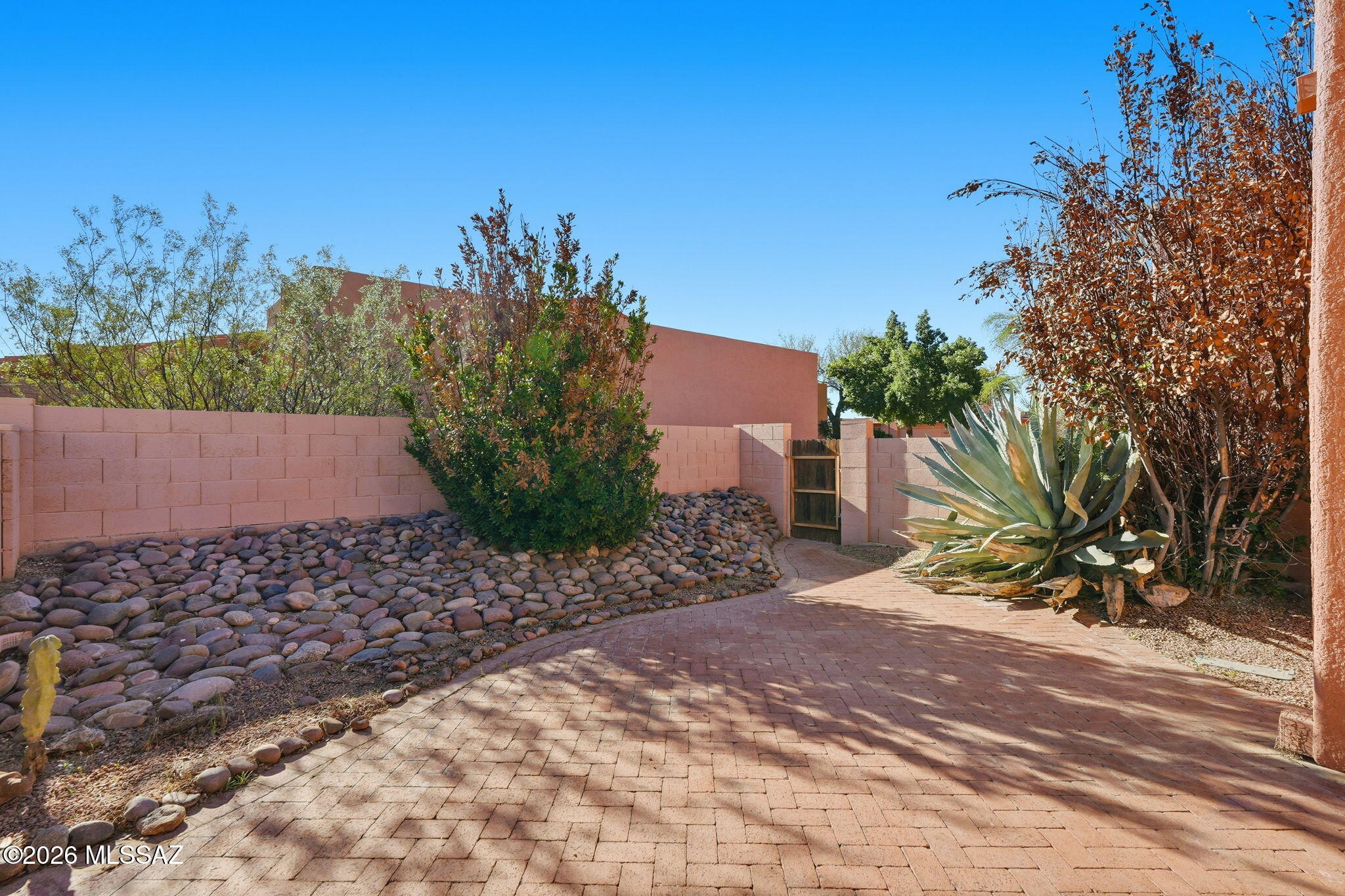 1824 N La Rienda Avenue