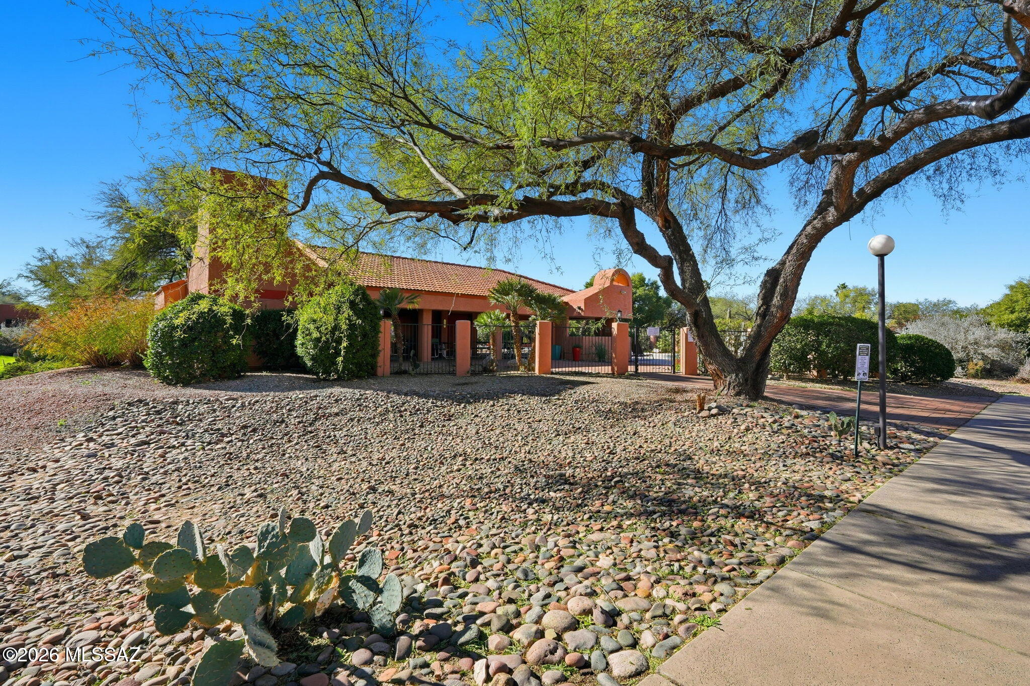 1824 N La Rienda Avenue