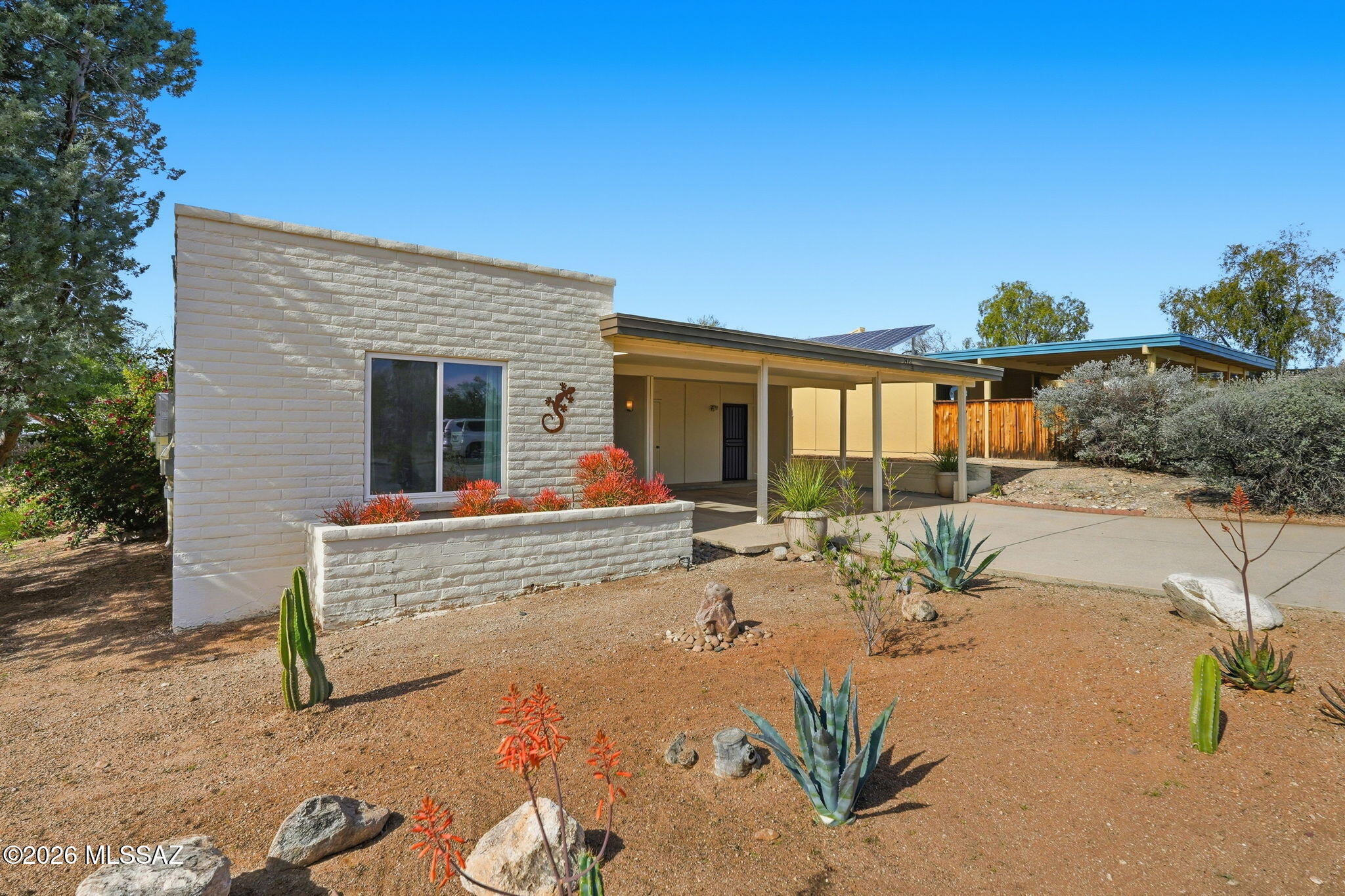 1422 S Desert Vista Drive