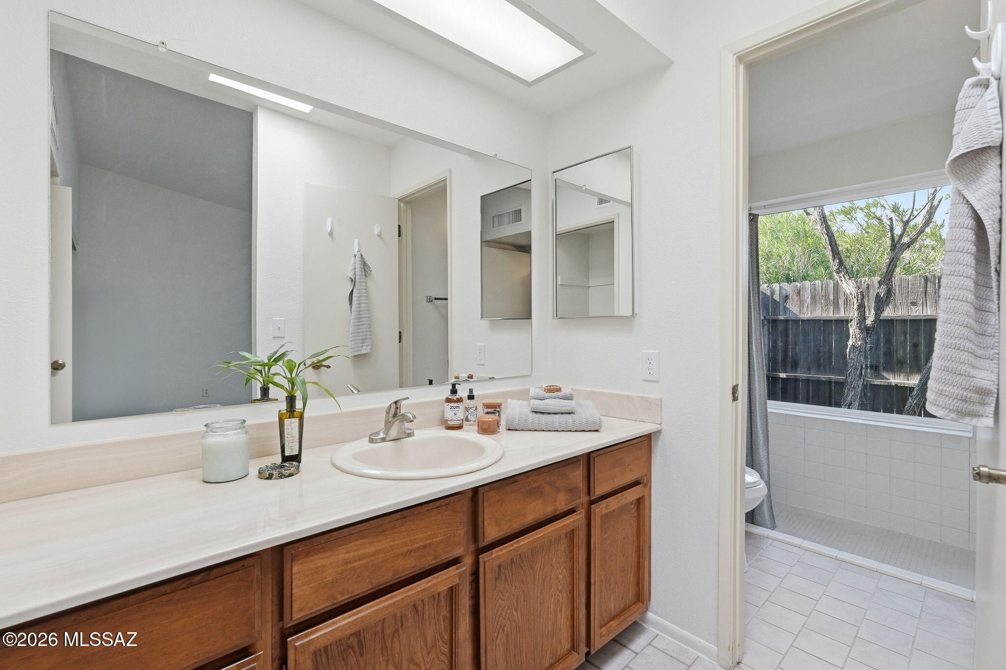 1422 S Desert Vista Drive