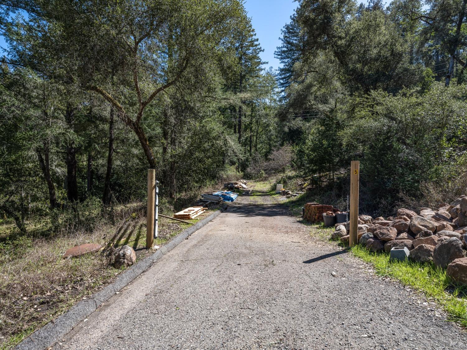 5 Meadow View Ln