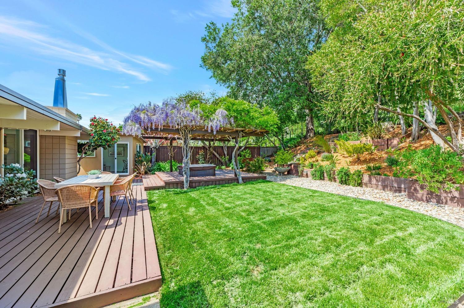 96 Golden Hinde Blvd