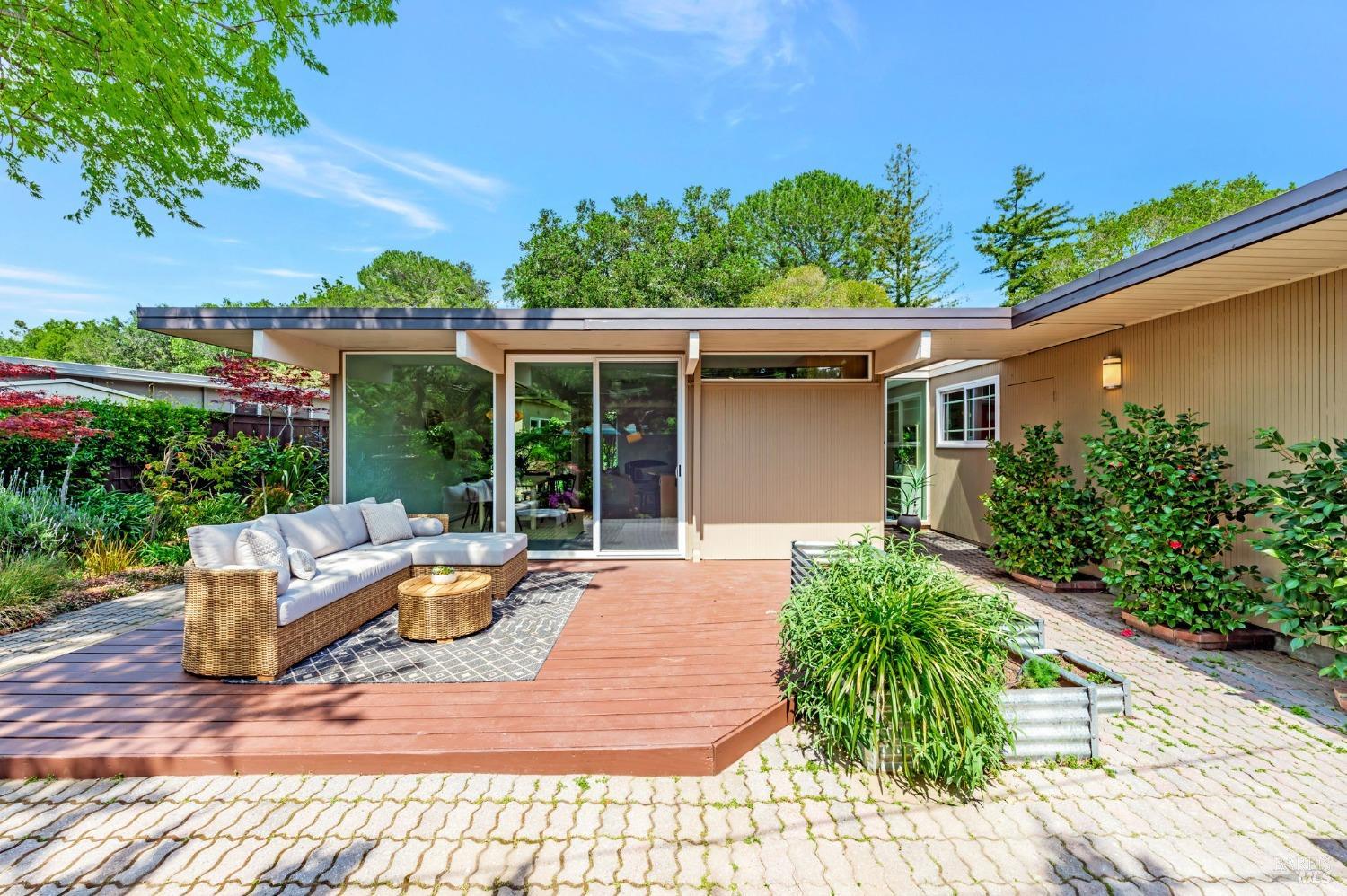 96 Golden Hinde Blvd