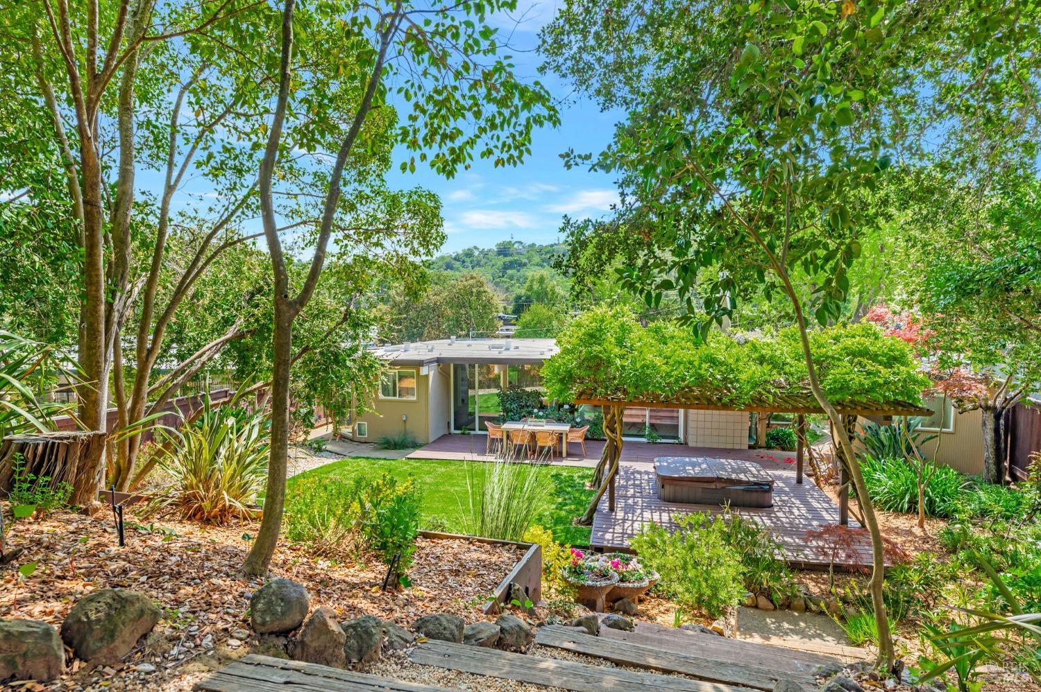 96 Golden Hinde Blvd