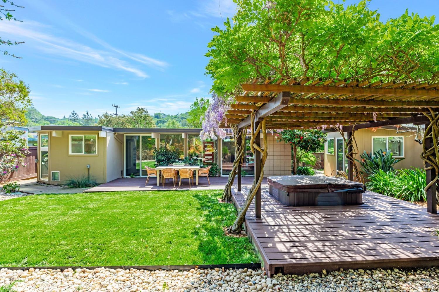 96 Golden Hinde Blvd