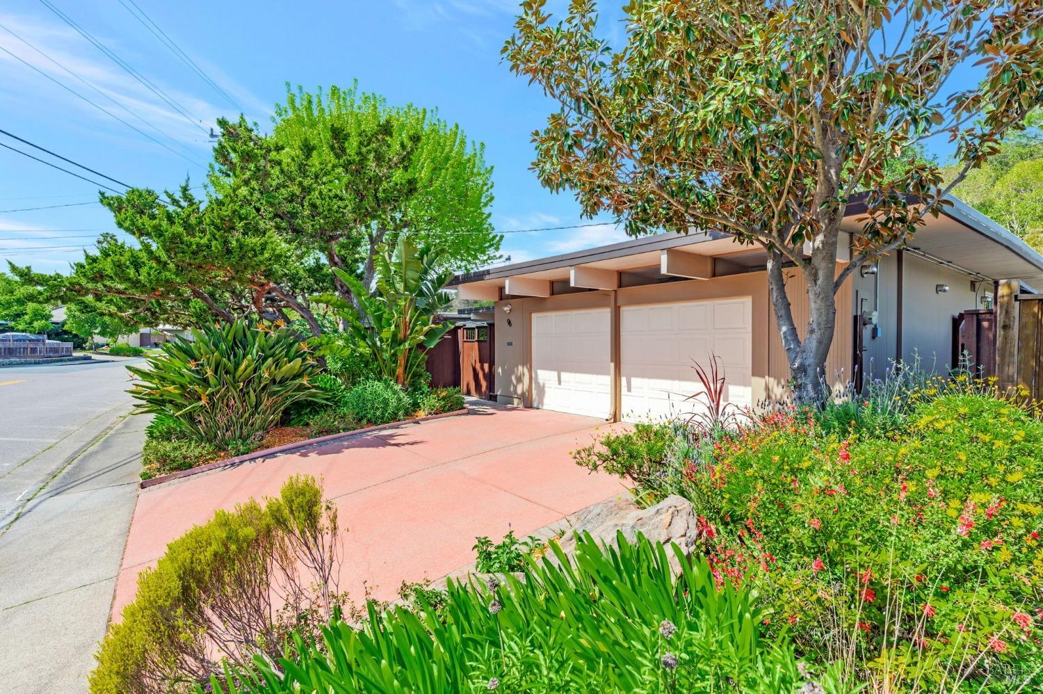 96 Golden Hinde Blvd