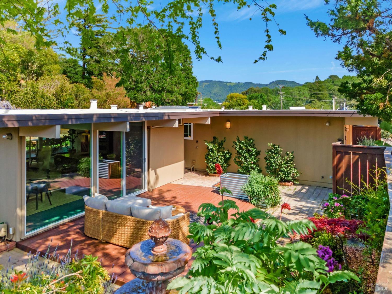 96 Golden Hinde Blvd